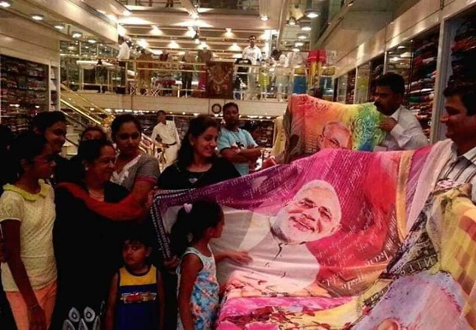 ସେନା, ଯୁଦ୍ଧ ବିମାନ ଓ ପ୍ରଧାନମନ୍ତ୍ରୀଙ୍କ ପ୍ରିଣ୍ଟ ଥିବା ଶାଢ଼ୀ ଲଂଚ କରିବ ବିଜେପି ! ଶାଢ଼ୀର ମୂଲ୍ୟ ପାଖାପାଖି ୬୫୦ ଟଙ୍କା