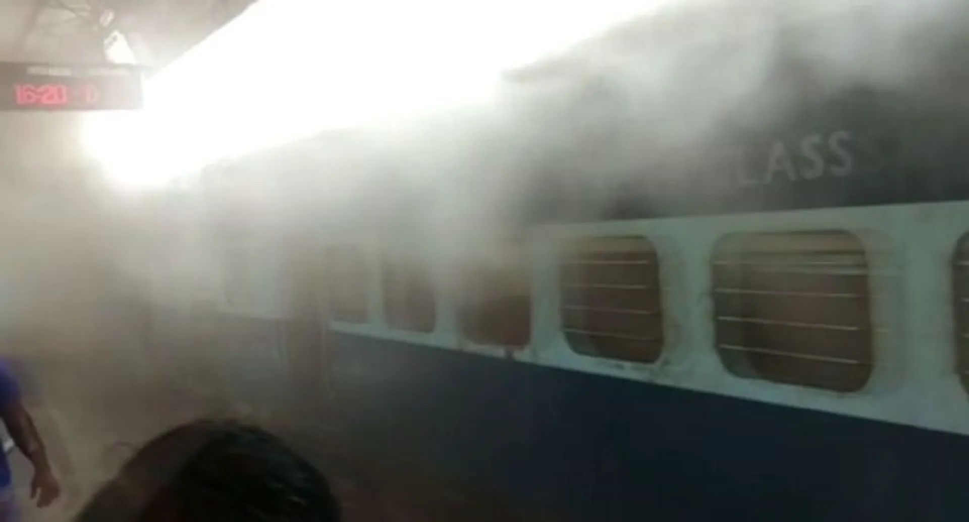 ପୁରୀ-ହାଟିଆ ତପସ୍ୱିନୀ ଏକ୍ସପ୍ରେସରେ ନିଆଁ : ଷ୍ଟେସନରେ ଛିଡା ହୋଇଥିବା ବେଳେ ଏକ୍ସପ୍ରେସର ୩ଟି ବଗିରେ ଅଗ୍ନିକାଣ୍ଡ