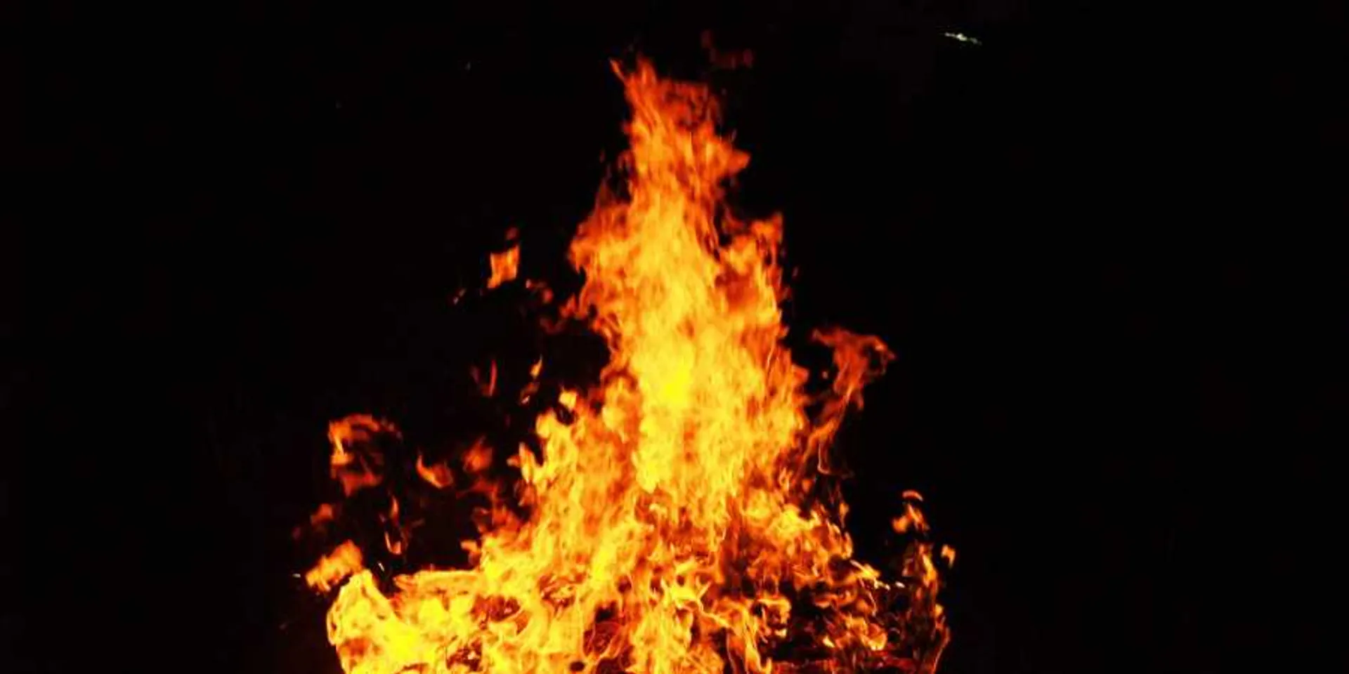 କେନ୍ଦୁଝର ବରଯାତ୍ରୀ ବସରେ ଲାଗିଲା ନିଆଁ, ଜଳିଗଲେ ଯୁବକ । ବସରେ ଶୋଇଥିବାବେଳେ ଯୁବକ ଜୀବନ୍ତ ଦଗ୍ଧ