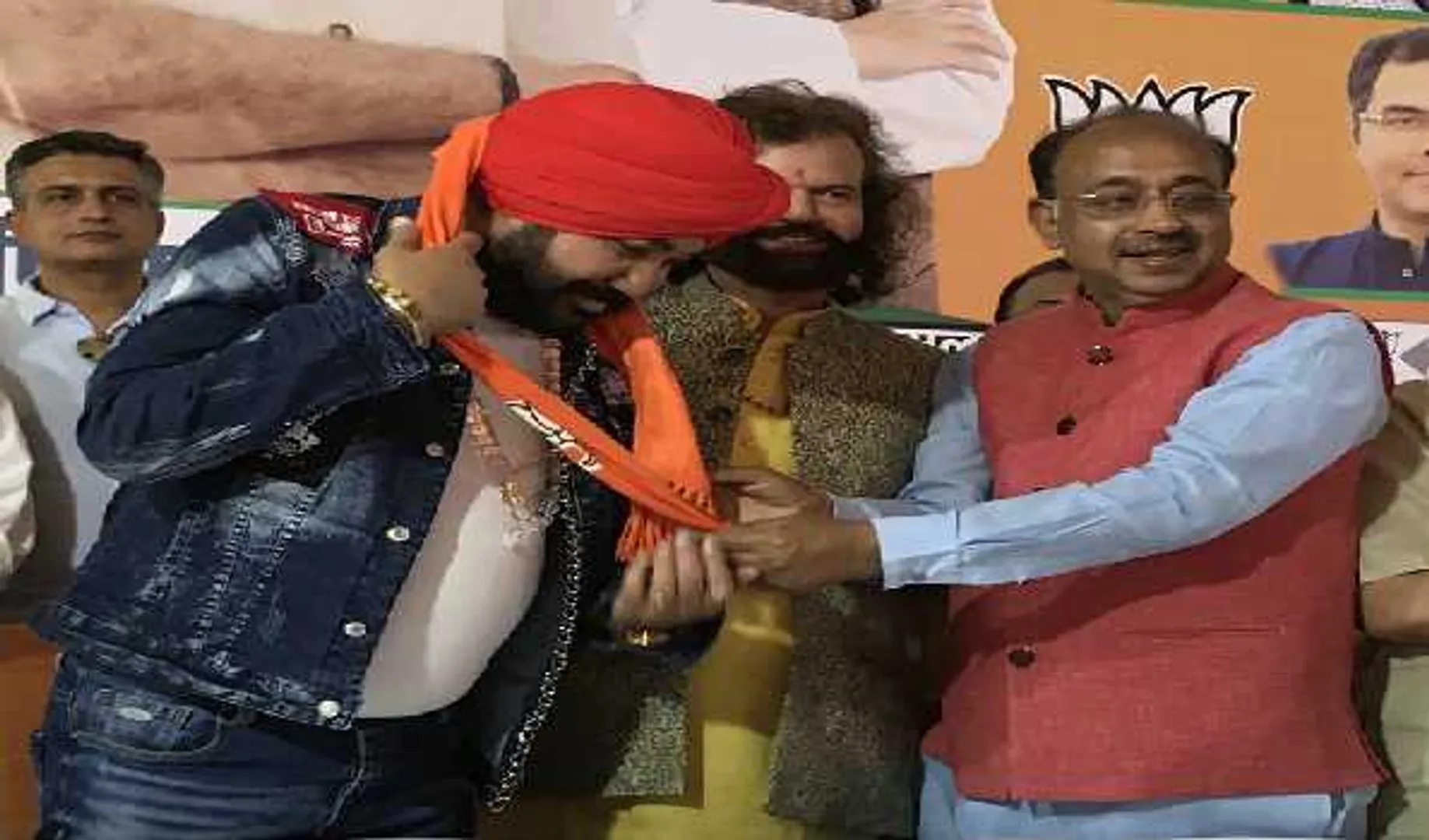 ହନ୍ସ ରାଜଙ୍କ ପରେ ରାଜନୀତିକୁ ପ୍ରବେଶ କଲେ ଆଉ ଜଣେ ଗୀତିକାର ! ବିଜେପିରେ ସାମିଲ ହେଲେ ବିଖ୍ୟାତ କଣ୍ଠଶିଳ୍ପୀ ଦଲେର୍ ମେହେନ୍ଦୀ 