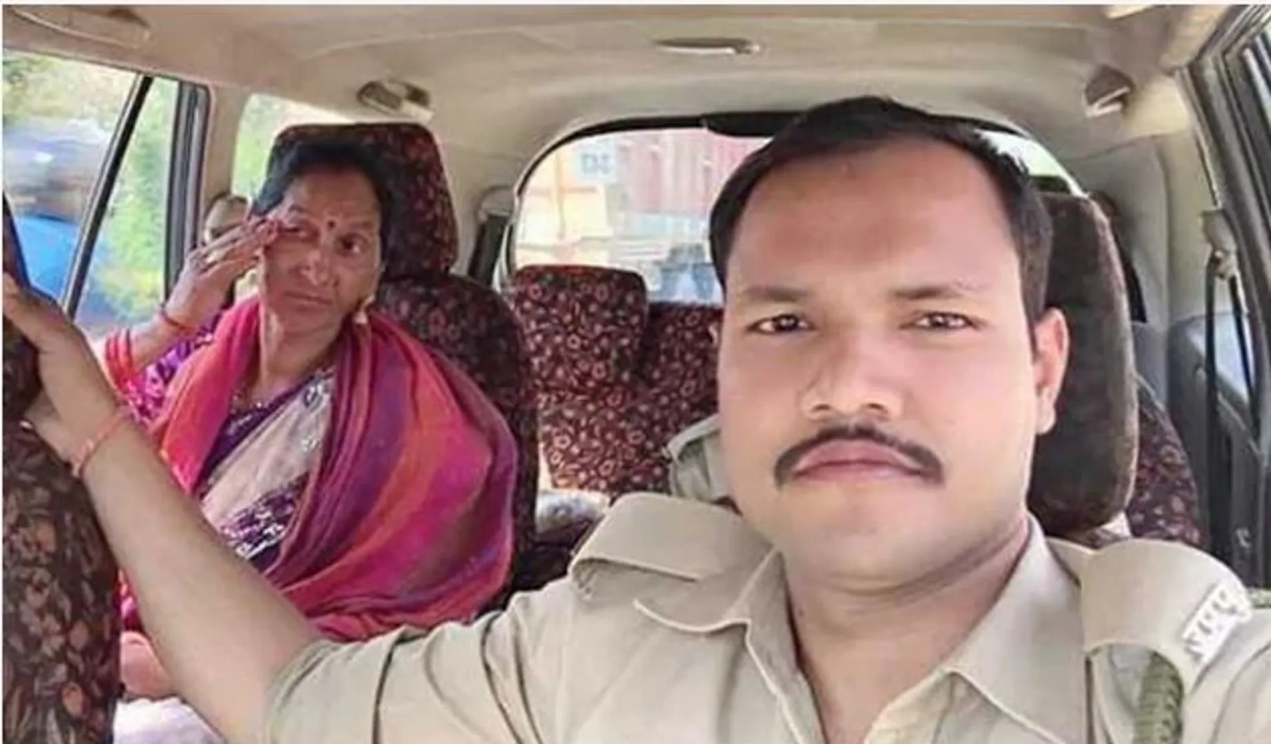 ସ୍ୱାମୀଙ୍କ ଅଜାଣତରେ ବାଇକ୍ ରୁ ଖସିପଡିଲେ ପତ୍ନୀ,୫ କି.ମି. ପଛରେ ଗୋଡାଇ ସ୍ୱୀକୁ ସ୍ୱାମୀ ସହ ମିଶାଇଲା ପୋଲିସ୍ ।