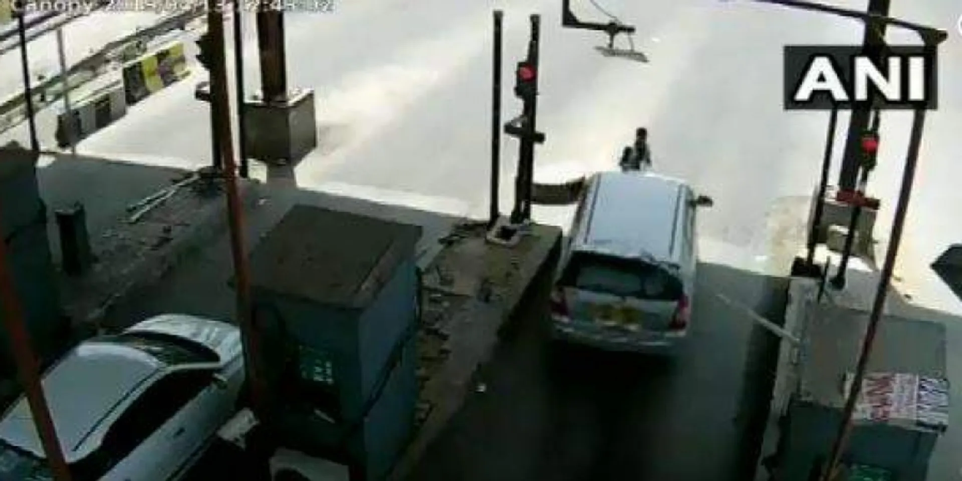 ସୋସିଆଲ୍ ମିଡିଆରେ ଭାଇରାଲ୍ ହେଲା ଗାଡି ଚାଳକଙ୍କ ଟୋଲଗେଟ୍ କର୍ମଚାରୀଙ୍କୁ ଘୋଷାଡ଼ି ନେବା ଭିଡିଓ, ଦେଖନ୍ତୁ ଭିଡିଓ