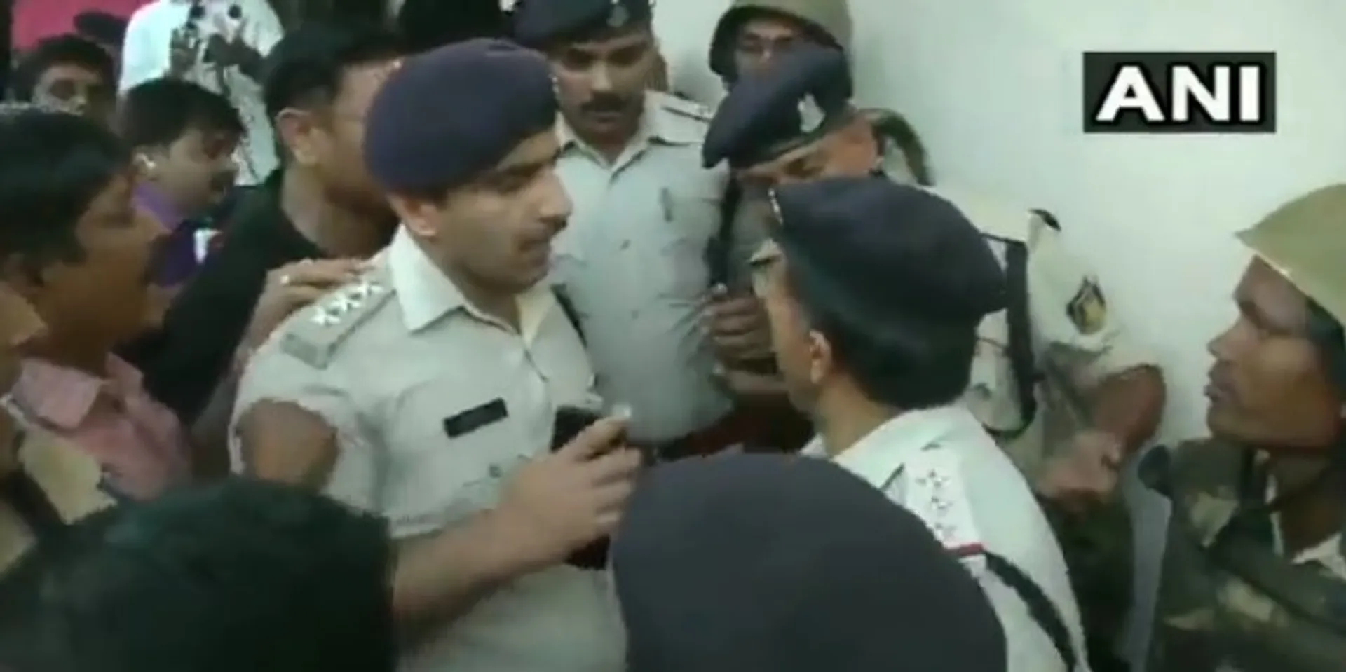 ମଧ୍ୟପ୍ରଦେଶ ମୁଖ୍ୟମନ୍ତ୍ରୀଙ୍କ ସଚିବଙ୍କ ଘରେ ଆଇଟି ଚଢାଉ ବେଳେ ଉତ୍ତେଜନା ! ଇନ୍ଦୋରରେ ସିଆରପିଏଫ ଯବାନ ଓ ମଧ୍ୟପ୍ରଦେଶ ପୁଲିସ ମୁହାଁମୁହିଁ , ଦୀର୍ଘ ୩୦ ଘଣ୍ଟା ହେଲା ଚାଲିଛି ରେଡ୍