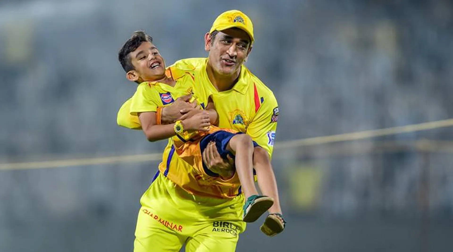 ପୁଣି ସାମ୍ନାକୁ ଆସିଲା ପିଲାଙ୍କ ସହ କ୍ୟାପଟେନ୍ କୁଲଙ୍କ ମସ୍ତି ! ଶନିବାର ମ୍ୟାଚ ପରେ ସାଥୀ ଖେଳାଳିଙ୍କ ପିଲାଙ୍କ ସହ ପଡିଆରେ ରେସ ଲଗାଇଲେ ଧୋନି ।