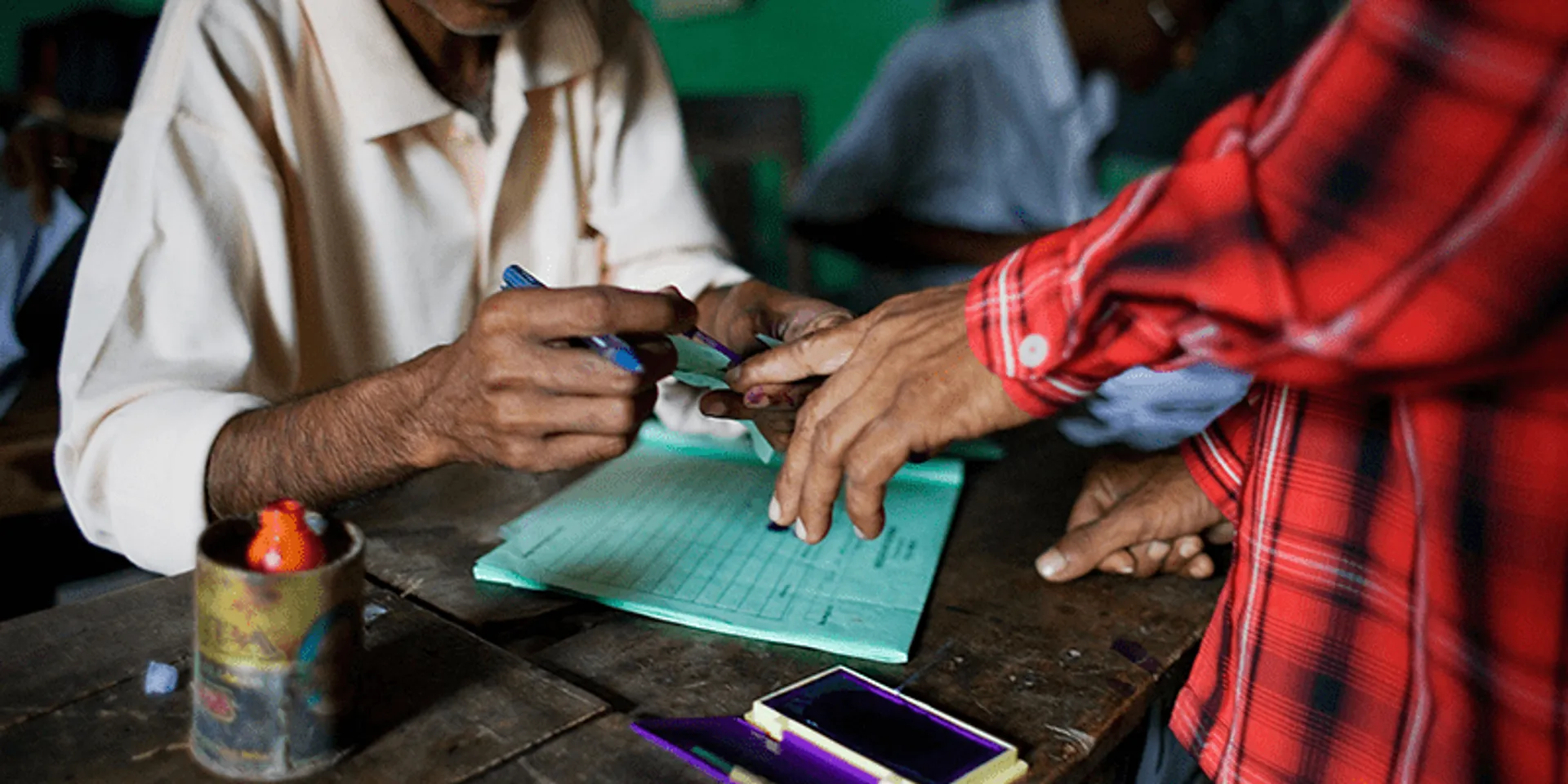 ବିଏସପି ସ୍ଥାନରେ ବିଜେପିକୁ ଭୁଲବଶତଃ ଭୋଟ୍ ଦେଇଦେଲେ ଯୁବକ ! ଭୋଟ୍ ଦେବା ପରେ ଅନୁତାପ ହେବାରୁ ଆଙ୍ଗୁଠି କାଟିଦେଲେ ।