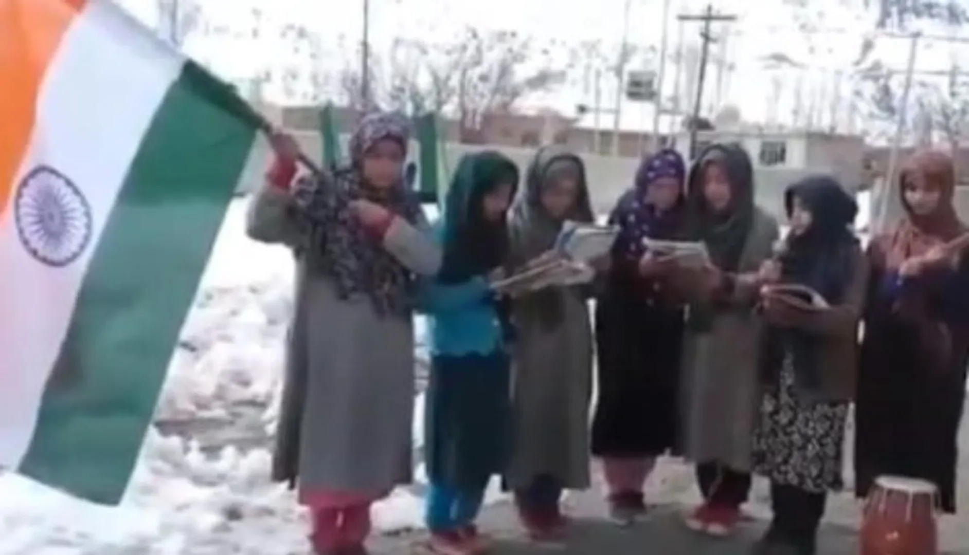 କାଶ୍ମୀରକୁ ନେଇ ଭାରତ ପାକ୍ ମଧ୍ୟରେ ତିକ୍ତତା ଚାଲିଥିବା ବେଳେ କାଶ୍ମୀର ସ୍କୁଲ ପିଲା ଗାଇଲେ “ହିନ୍ଦୁସ୍ତାନ ହେ ହମାରା ବତନ୍” । ଭାଇରାଲ୍ ହେଲା ଭିଡିଓ