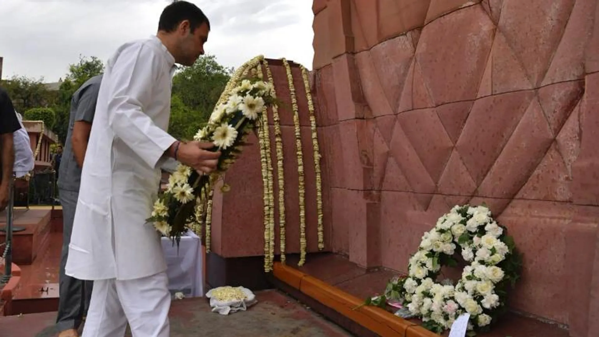 ଜାଲିଆନାୱାଲା ବାଗ୍ ନରସଂହାର ଘଟଣାକୁ ପୁରିଲା ୧୦୦ ବର୍ଷ ! ସହିଦଙ୍କୁ ଶ୍ରଦ୍ଧାଞ୍ଜଳୀ ଦେବାକୁ ଅମୃତସର ପହଂଚିଲେ ରାହୁଲ ଗାନ୍ଧୀ ।