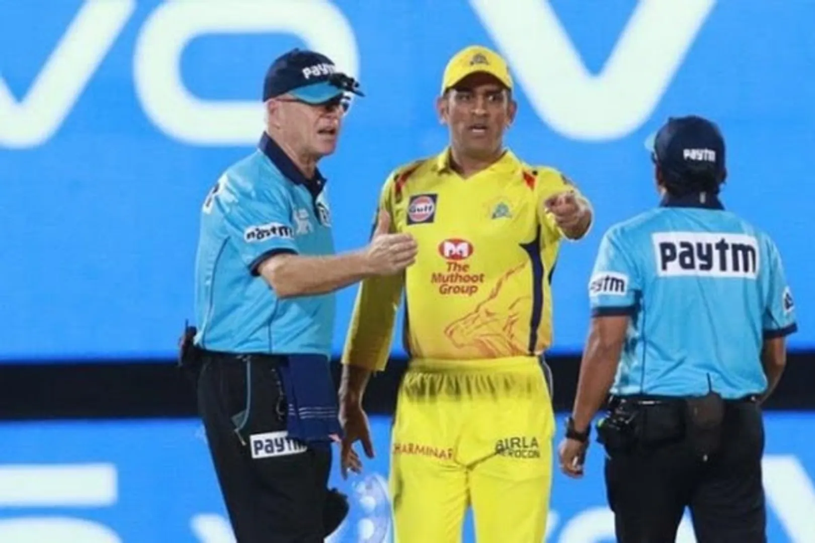 ଅମ୍ପାୟାରଙ୍କ ନିଷ୍ପତ୍ତିରେ ରାଗିଗଲେ କ୍ୟାପଟେନ୍ କୁଲ୍ ! ଆଇପିଏଲ୍ ମ୍ୟାଚ୍ ମଝିରେ ମଇଦାନକୁ ଓହ୍ଲାଇ ଅମ୍ପାୟାରଙ୍କ ସହ କଲେ ଯୁକ୍ତିତର୍କ,ଲାଗିଲା ଜୋରିମାନା ।