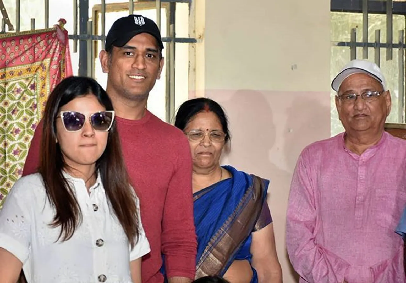 ଭୋଟ ଦେଲେ ମହେନ୍ଦ୍ର ସିଂ ଧୋନି । ଗଣତନ୍ତ୍ରର ମହାପର୍ବରେ ସାମିଲ ହେବାକୁ ଝିଅ ଜିଭା କଲେ ଅପିଲ, ଭିଡିଓ ହେଲା ଭାଇରାଲ ।