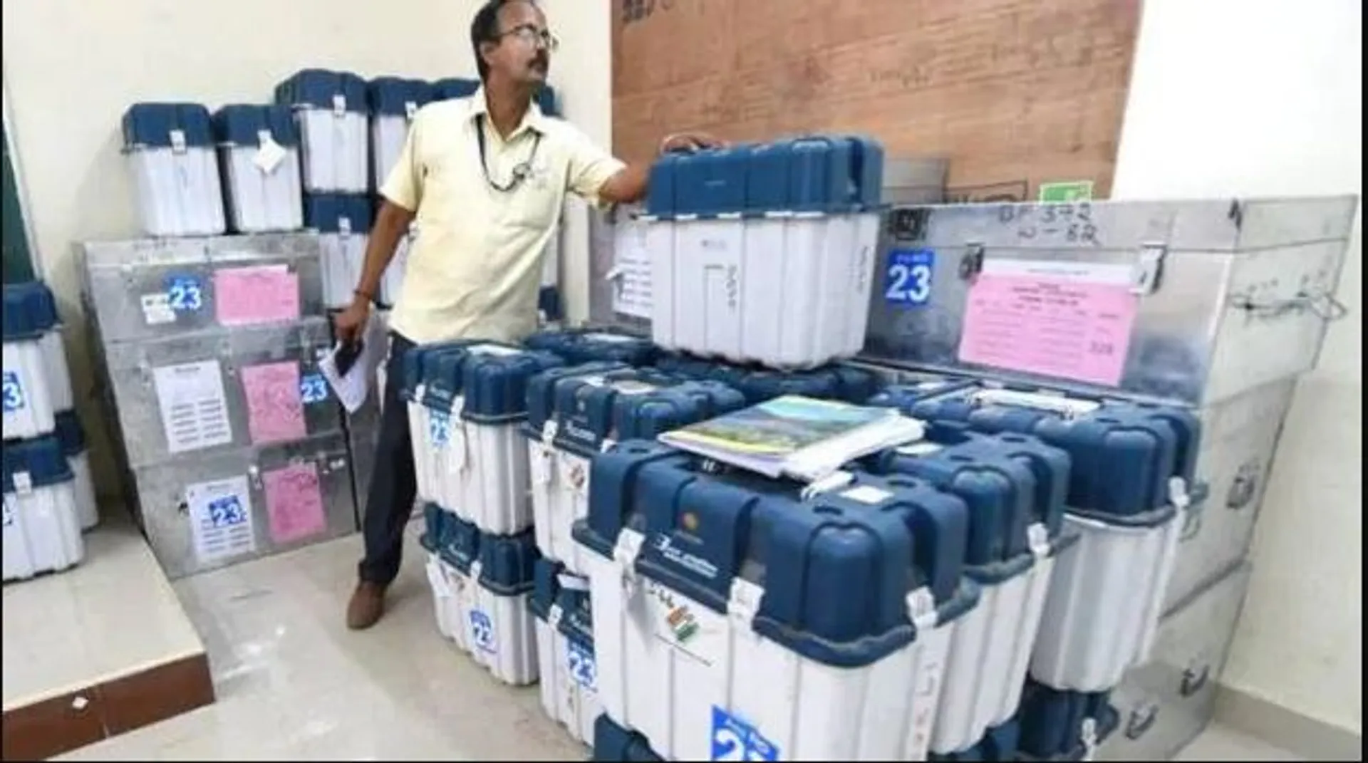 ଉତ୍ତରପ୍ରଦେଶର ଅନେକ ଜିଲ୍ଲାରେ ଇଭିଏମ୍ ଉପରେ ଉଠିଲା ପ୍ରଶ୍ନ ! ନିର୍ବାଚନ କମିଶନ୍ ଖାରଜ କଲେ ସବୁ ପ୍ରଶ୍ନ