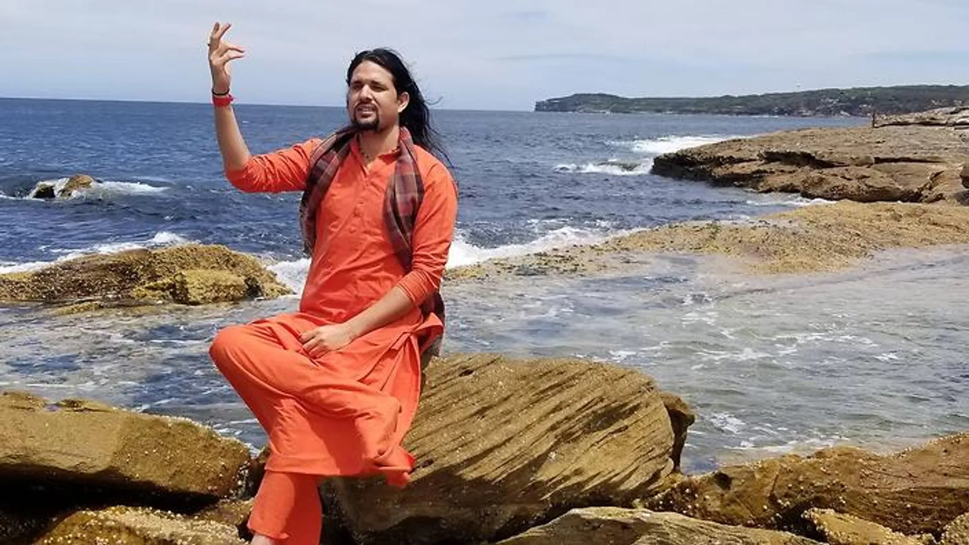 ଭାରତୀୟ ଯୋଗଗୁରୁ ସ୍ୱାମୀ ଆନନ୍ଦ ଗିରିଙ୍କୁ ଅଷ୍ଟ୍ରେଲିଆରୁ ଗିରଫ କଲା ପୋଲିସ୍ ! ଯୋଗଶିକ୍ଷା ଆଳରେ ଦୁଇ ଯୁବତୀଙ୍କୁ ଯୌନ ଶୋଷଣ କରିଥିଲେ ଏହି ଯୋଗଗୁରୁ ।