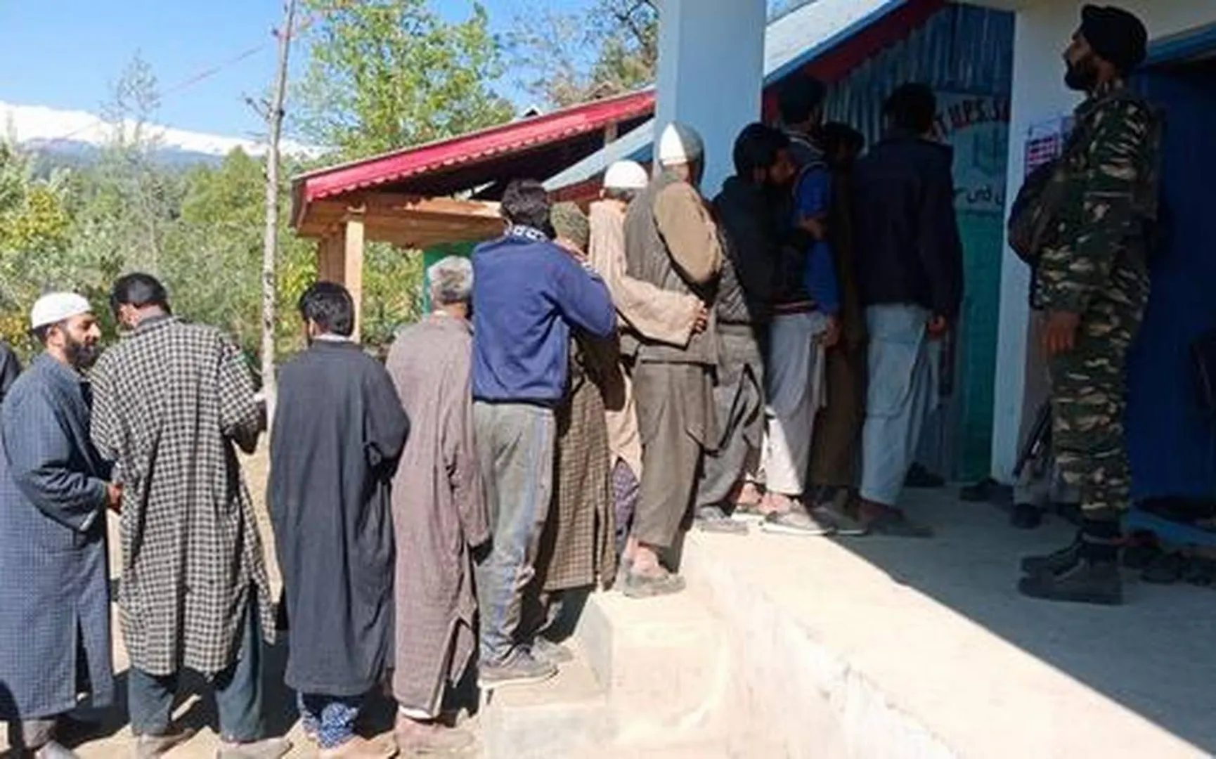 ପୁଲୱାମାରେ ଭୋଟିଙ୍ଗ୍ ସମୟରେ ହେଲା ଦ୍ୱିତୀୟ ବ୍ଲାଷ୍ଟ ! ପୋଲିଙ୍ଗ୍ ବୁଥ୍ ପାଖରେ ପଡିଲା ଗ୍ରେନେଡ୍ । 