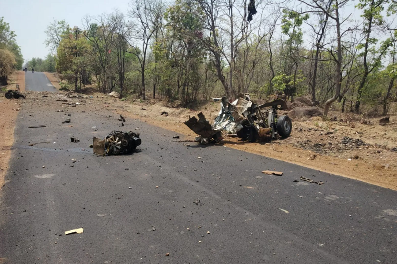 ଗଢଚିରୌଲୀ ନକ୍ସଲ ଆକ୍ରମଣରେ ୧୬ ଜଣ ଯବାନ ସହିଦ୍ ! ଡିଜିପି କହିଲେ , ଖୁବଶୀଘ୍ର ନେବୁ ପ୍ରତିଶୋଧ । ଫଟୋରେ ଦେଖନ୍ତୁ କେତେ ବିଭତ୍ସ ଥିଲା ଗଢଚିରୌଲୀ ନକ୍ସଲ୍ ଆକ୍ରମଣ ।