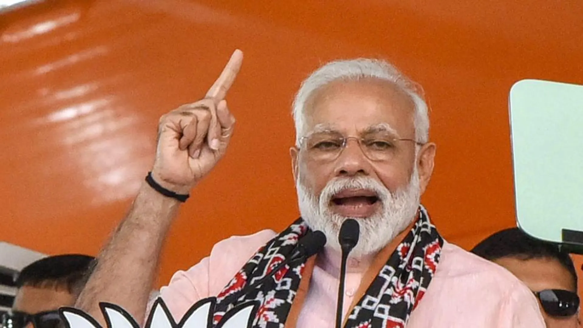 ମଞ୍ଚ ଉପରେ ମୋଦିଙ୍କୁ ମନେ ପଡିଲା କଂଗ୍ରେସର ଗାଳି ! ପାଗଳ କୁକୁର,ଗଙ୍ଗୁ ତେଲି,ପଚା ନାଳର ପୋକ ଭଳି ଅନେକ ଗାଳିକୁ ମନେ ପକାଇଲେ ମୋଦି ।