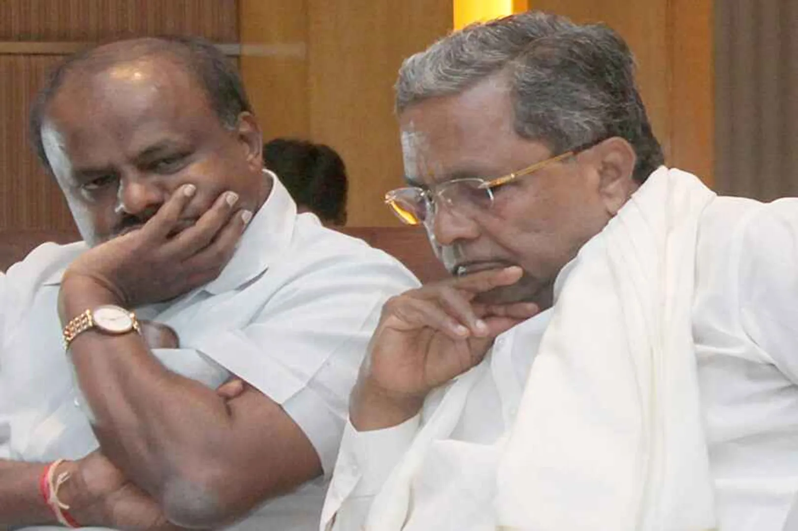 କର୍ଣ୍ଣାଟକରେ ଦେଖାଗଲା ରାଜନୈତିକ ସଂକଟ ! ସେପଟେ କଥା ଘୋଡାଇବା ପାଇଁ ନେତା କହୁଛନ୍ତି “ସବୁ ଠିକ୍ ଅଛି” ।