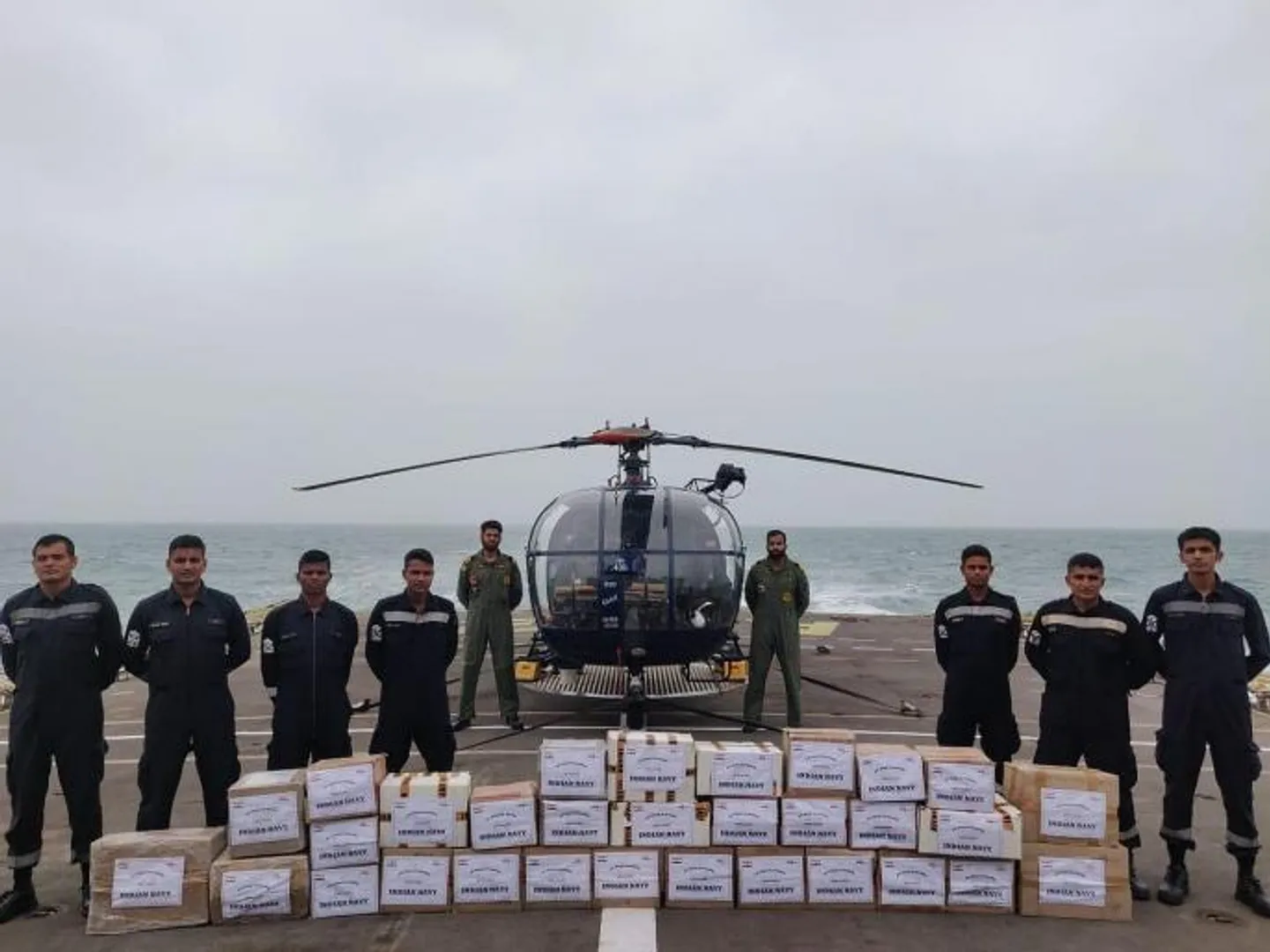 କେତେବେଳେ ଆକାଶପଥରେ ତ ପୁଣି କେତେବେଳେ ଜଳପଥରେ । ଫୋନି ଯିବା ପରେ ନୌସେନା ଯବାନ ଦେଖାଉଛନ୍ତି ଅଦମ୍ୟ ସାହସ, ବାତ୍ୟା ପୀଡିତଙ୍କ ପାଇଁ ସାଜିଛନ୍ତି ଦେବଦୂତ ।