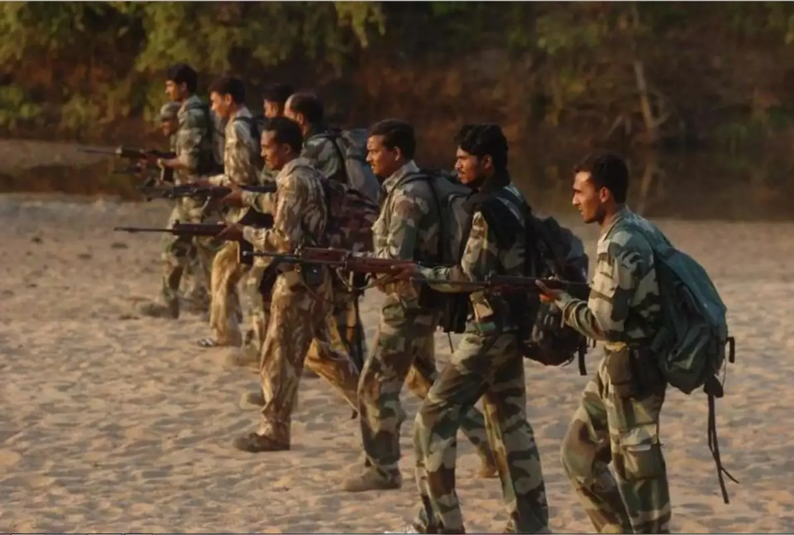 କମାଣ୍ଡୋ ସି-୬୦ ଫୋର୍ସ ! ବିନା ଆହାରରେ ଘଣ୍ଟା ଘଣ୍ଟା ଧରି ନକ୍ସଲ ଅଞ୍ଚଳରେ ଚାଲିବାରେ ଅଭ୍ୟସ୍ଥ ଥାଆନ୍ତି ଏହି ଫୋର୍ସ ।