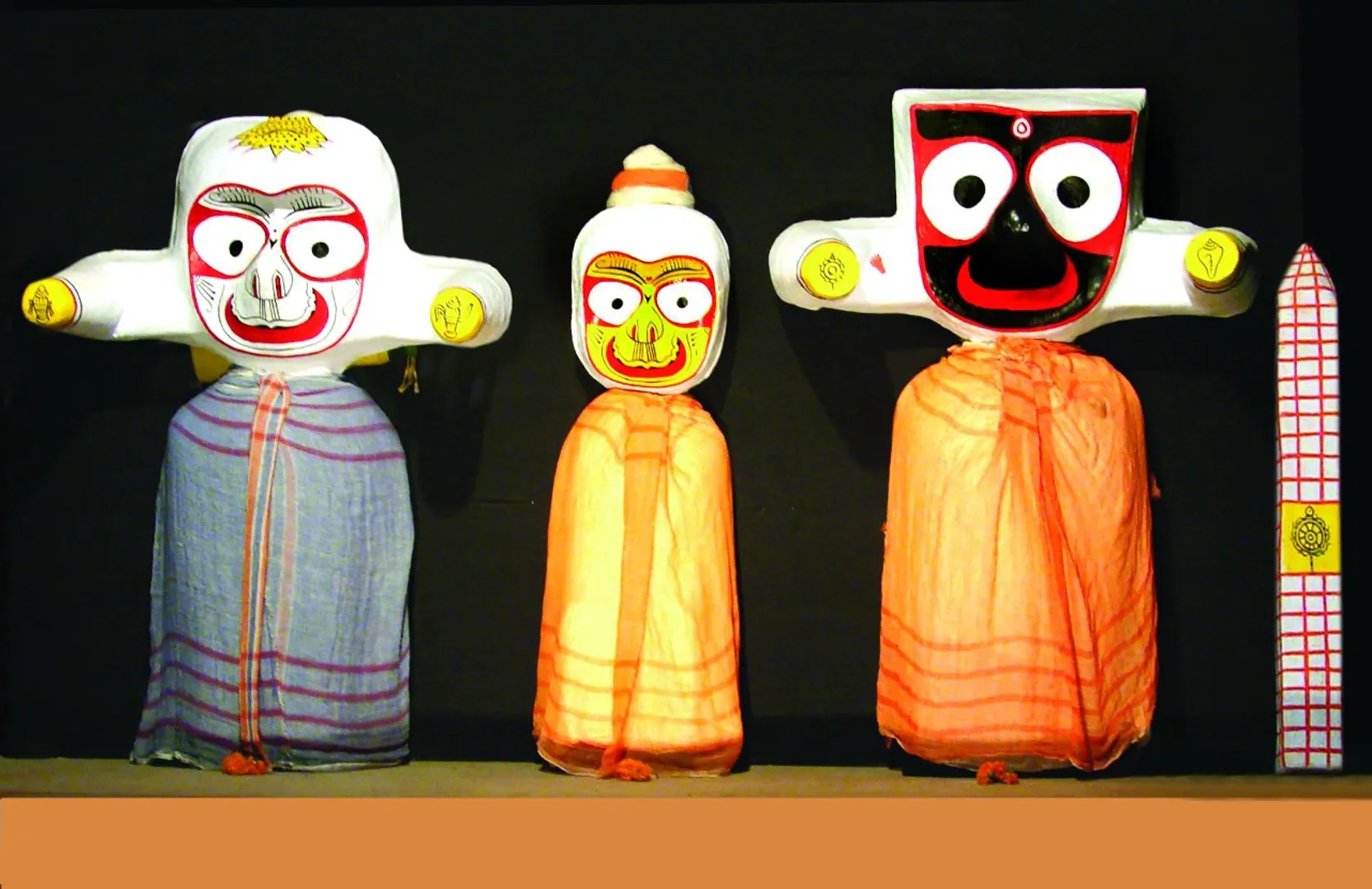 ରଙ୍ଗର ଖେଳ: ଶ୍ରୀଜଗନ୍ନାଥଙ୍କର ରଙ୍ଗ କଳା, ଶ୍ରୀବଳଭଦ୍ର ଧଳା, ଦେବୀ ସୁଭଦ୍ରା ହଳଦି ଓ ଶ୍ରୀସୁଦର୍ଶନଙ୍କର ବର୍ଣ୍ଣ ଲାଲ; କିନ୍ତୁ ଦେବୀ ସୁଭଦ୍ରାଙ୍କର ବର୍ଣ୍ଣ ହଳଦି ନୁହେଁ ବରଂ ରକ୍ତାଭ ହଳଦି