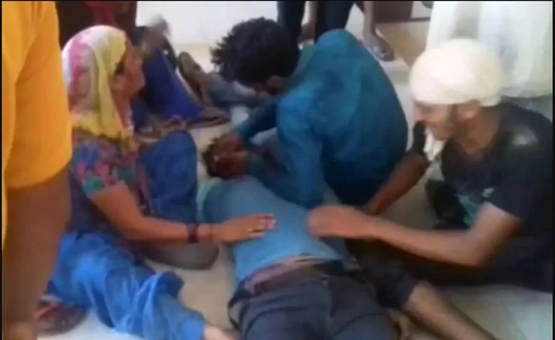 ପୋଲିସ୍ ଙ୍କ ଉପରେ ଗମ୍ଭୀର ଅଭିଯୋଗ ! ଗାଡି କାଗଜପତ୍ର ଚେକିଙ୍ଗ୍ ସମୟରେ ବ୍ୟକ୍ତିଙ୍କୁ ଧୁମ୍ ପିଟିଲେ ପୋଲିସ୍ ଅଧିକାରୀ , ଛାତିରେ ଆଘାତ ଯୋଗୁଁ ମୃତ ।