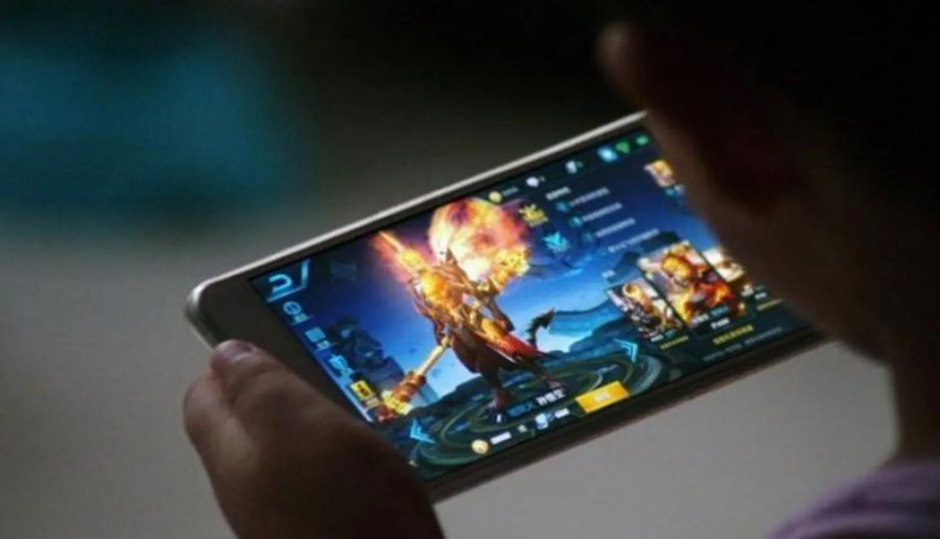 ପିଲା ଯଦି ଅଧିକ ସମୟ ମୋବାଇଲ୍ ରେ ଗେମ୍ ଖେଳୁଛି ତେବେ ସତର୍କ ରୁହନ୍ତୁ ଏବଂ ଆକଟ କରନ୍ତୁ ! ନୀରିହଙ୍କ ଜୀବନ ନେଉଛି ଏହି ଅନଲାଇନ୍ ଗେମ୍  । 