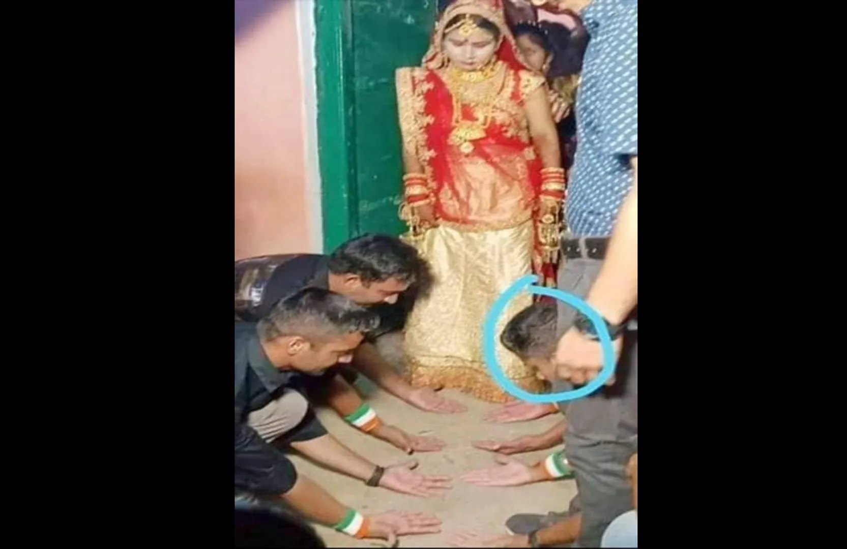 ସହିଦ୍ ଯବାନଙ୍କ ଭଉଣୀ ବିବାହରେ ବନ୍ଧୁ ପୂରଣ କଲେ ଭାଇର ଅନୁପସ୍ଥିତି ! ଭଉଣୀର ବିଦାଇ ସମୟରେ ଫୁଲ ବଦଳରେ ବିଛାଇଦେଲେ ହାତ ।