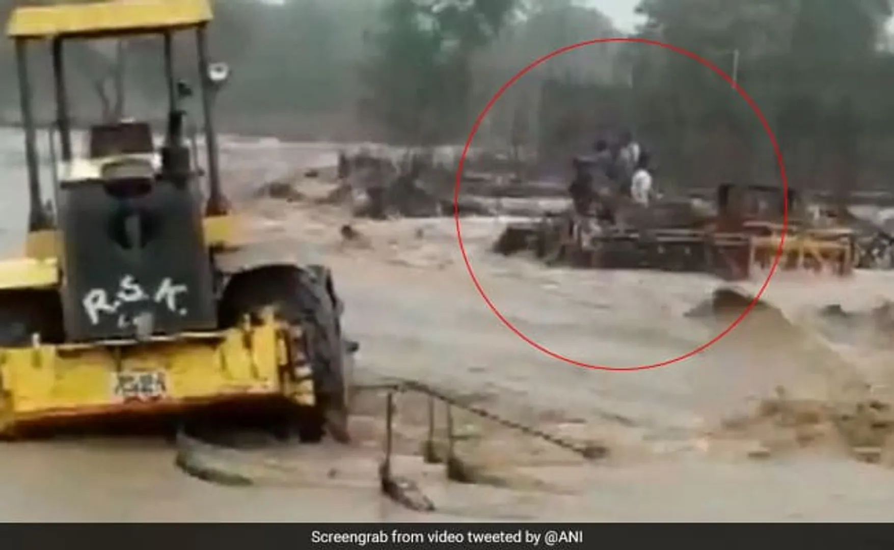 ଶୁଖିଲା ନଦୀରେ ପୋଲ ତିଆରି କରୁଥିଲେ ଶ୍ରମିକ , ଅଚାନକ ଆସିଲା ପାଣିର ପ୍ରଖର ସ୍ରୋତ ଆଉ ତା ପରେ .... ଦେଖନ୍ତୁ ଭିଡିଓ