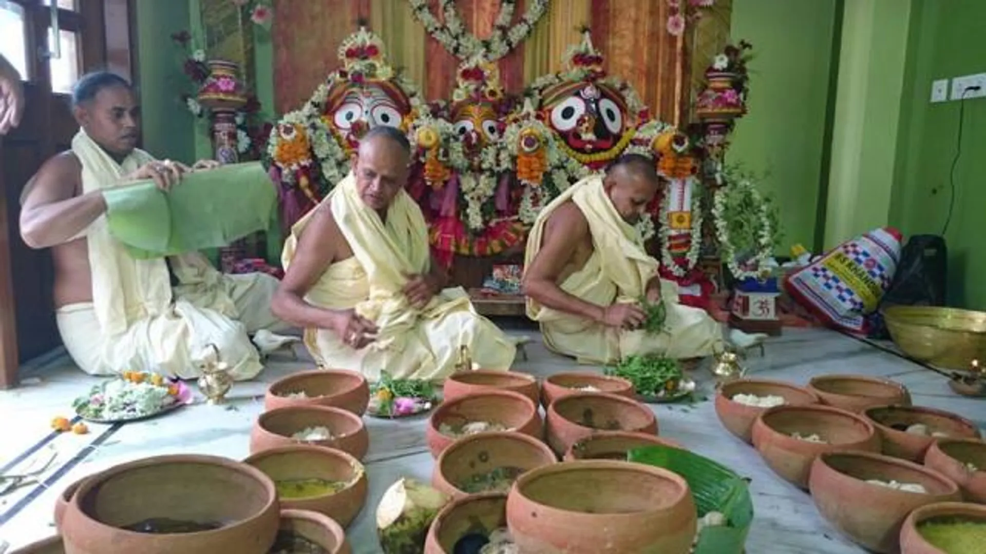 ଖୋଲାଖୋଲି ବଜାରରେ ବିକ୍ରି ହେଉଛି ମହାପ୍ରଭୁଙ୍କ ଗୁପ୍ତ ନୀତି, ଭୋଗ ପ୍ରସ୍ତୁତି, ସେବାପୂଜା :  ସୋସିଆଲ ମିଡ଼ିଆରେ ଭିଡ଼ିଓ ଭାଇରାଲ ପରେ ବିବାଦ ଆରମ୍ଭ