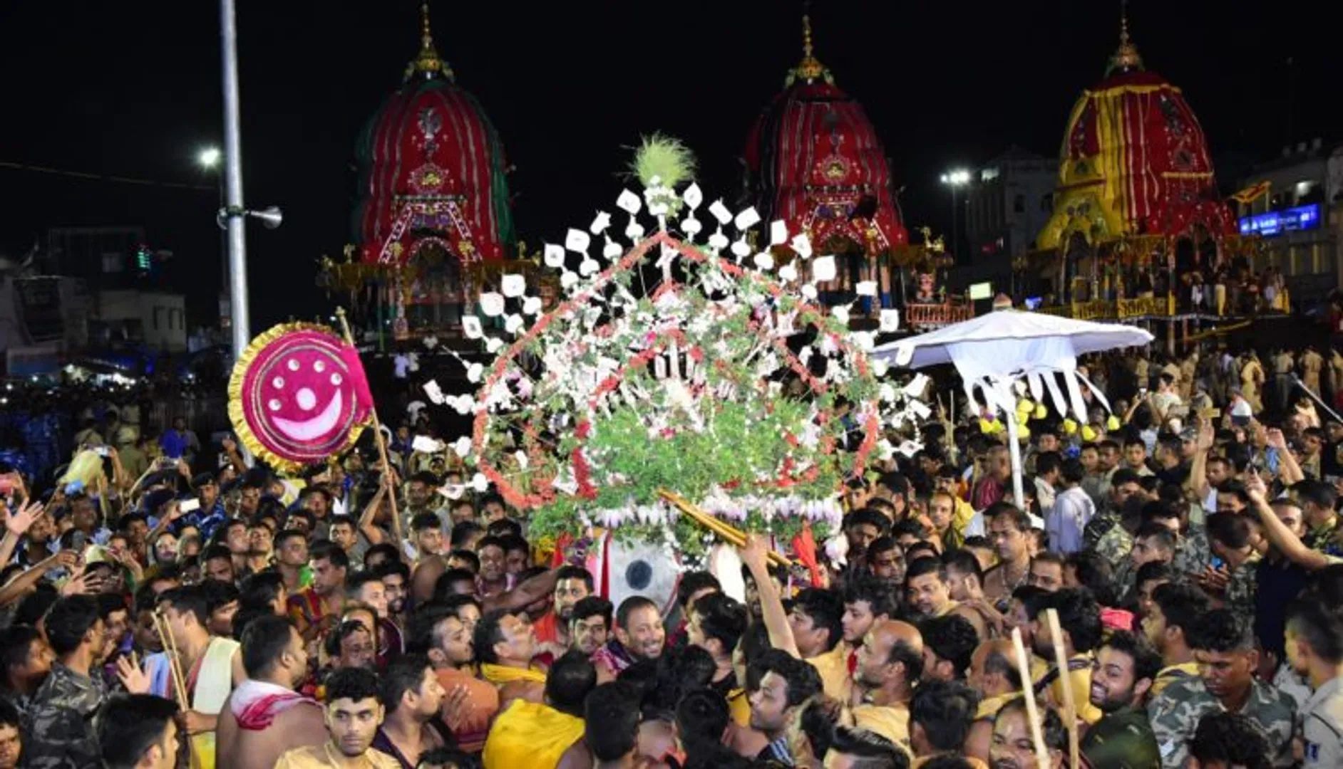 ପ୍ରଶାସନର ନିୟମକୁ ଅବଜ୍ଞା ! ପହଣ୍ଡି ବେଳେ ଜଗନ୍ନାଥଙ୍କୁ ସ୍ପର୍ଶ କଲେ ନୃତ୍ୟ ଶିଳ୍ପୀ, ସିଂହଦ୍ୱାର ଥାନାରେ ଅଟକ ରଖିଲା ପୋଲିସ