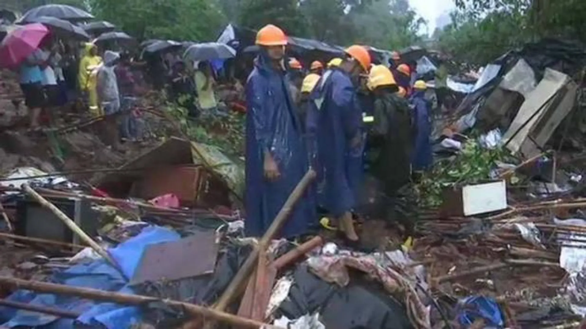 ମୁମ୍ବାଇ ଏବଂ ପୁଣେରେ ଲଗାଣ ବର୍ଷା ! କାନ୍ଥ ପଡିବା କାରଣରୁ ଗୋଟିଏ ରାତିରେ ୨୧ ଜଣଙ୍କ ମୃତ୍ୟୁ ।