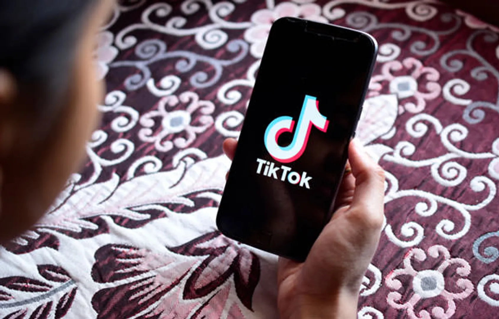 ଡାକ୍ତରଖାନା କର୍ମଚାରୀଙ୍କୁ ହେଲା ଟିକଟକ୍ ରୋଗ ! ଅନ୍ ଡ୍ୟୁଟି ଟିକଟକ୍ ଭିଡିଓ ସୁଟ୍ କରି ଚାକିରୀ ହରାଇଲେ ୩ କର୍ମଚାରୀ । 