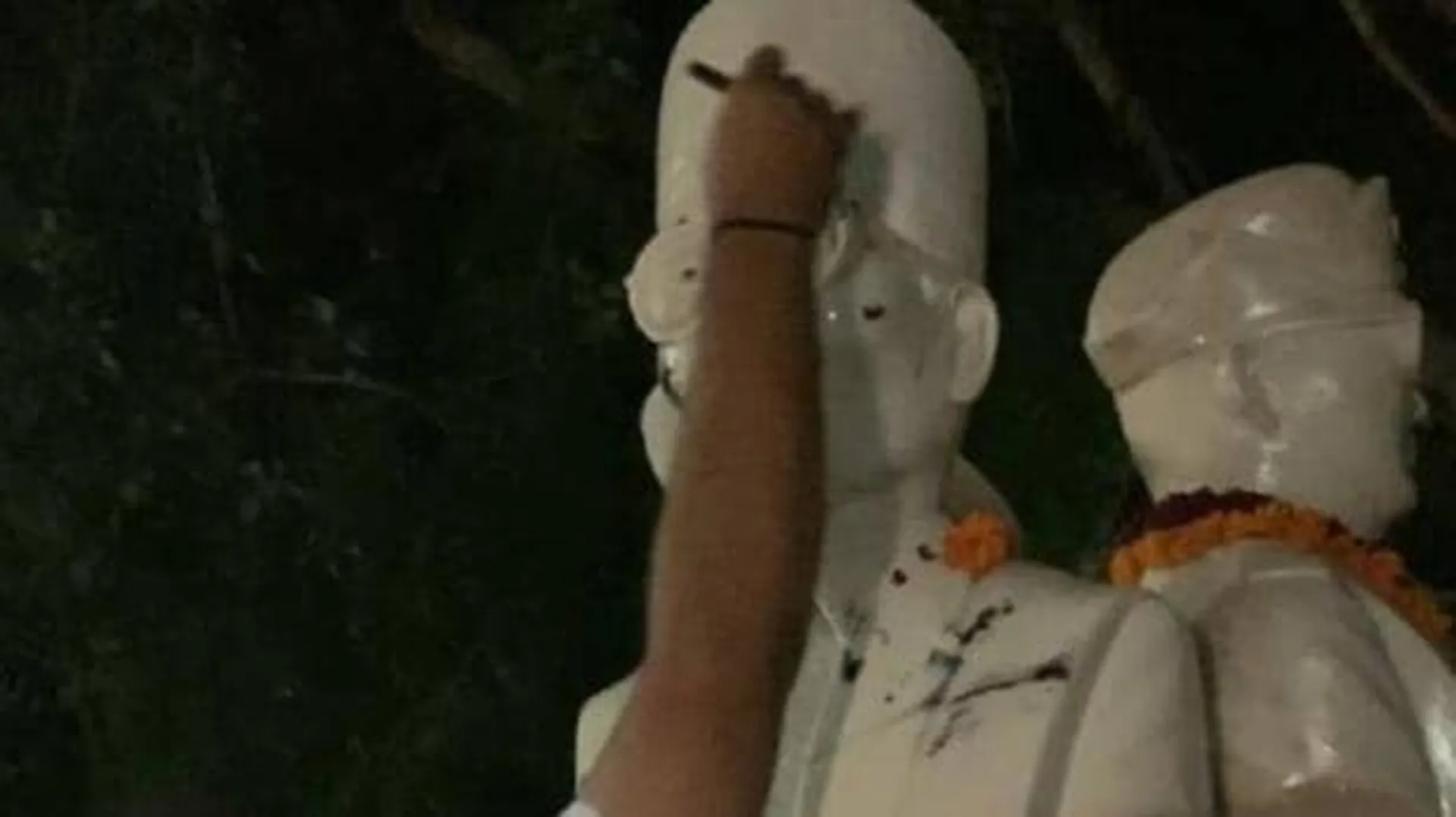 ଡିୟୁ : ବୀର ସାବରକର୍ ଙ୍କ ମୂର୍ତ୍ତିରେ କଳା ବୋଳିବା ସହ ଜୋତାମାଳ ପିନ୍ଧାଇଲା ଏନଏସୟୁଆଇ ! ରାତିରେ ସ୍ଥାପନ କରାଯାଇଥିଲା ମୂର୍ତ୍ତି ।