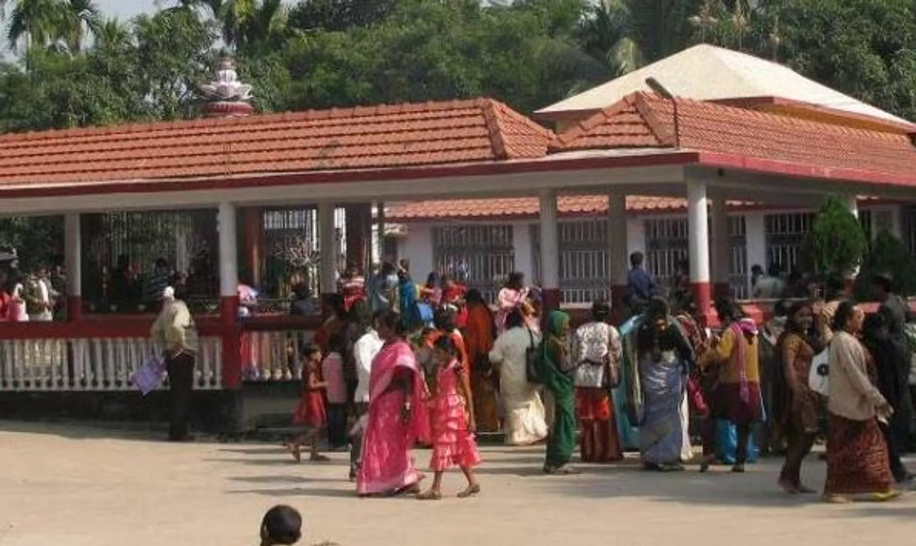 ଜନ୍ମାଷ୍ଟମୀ ଉତ୍ସବ ପାଳନ ବେଳେ ଅଘଟଣ : ପଶ୍ଚିମବଙ୍ଗର ଉତ୍ତର ୨୪ପ୍ରଗଣାରେ ଭୁଷୁଡିଲା ମନ୍ଦିରର କାନ୍ଥ, ୪ ମୃତ ,୩୦ରୁ ଅଧିକ ଆହତ