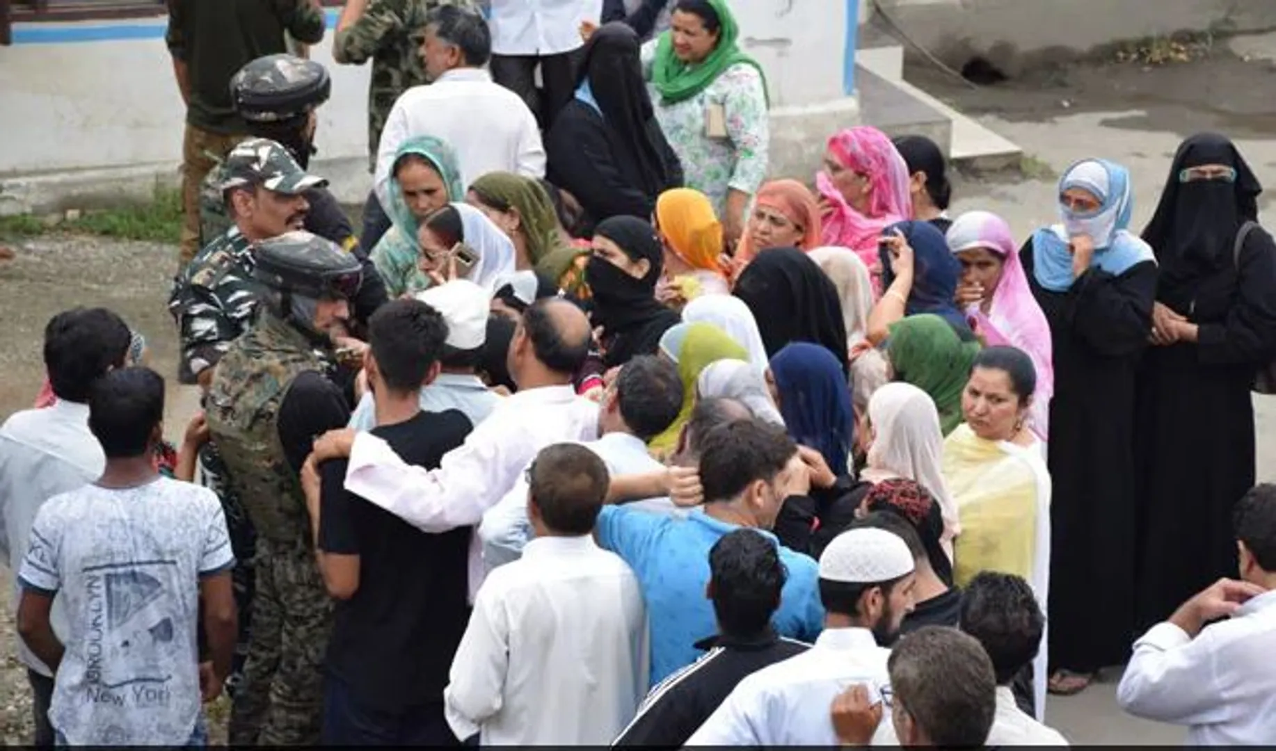 ଜମ୍ମୁ – କାଶ୍ମୀର ଘାଟିରେ ସରକାରଙ୍କ ଖାସ୍ ବ୍ୟବସ୍ଥା ! ଲୋକଙ୍କ ସୁବିଧା ପାଇଁ ଘରକୁ ପହଁଚାଯାଉଛି ସାମଗ୍ରୀ , ଲାଗିଛି ୩୦୦ ଟି ସ୍ପେଶାଲ୍ ବୁଥ୍