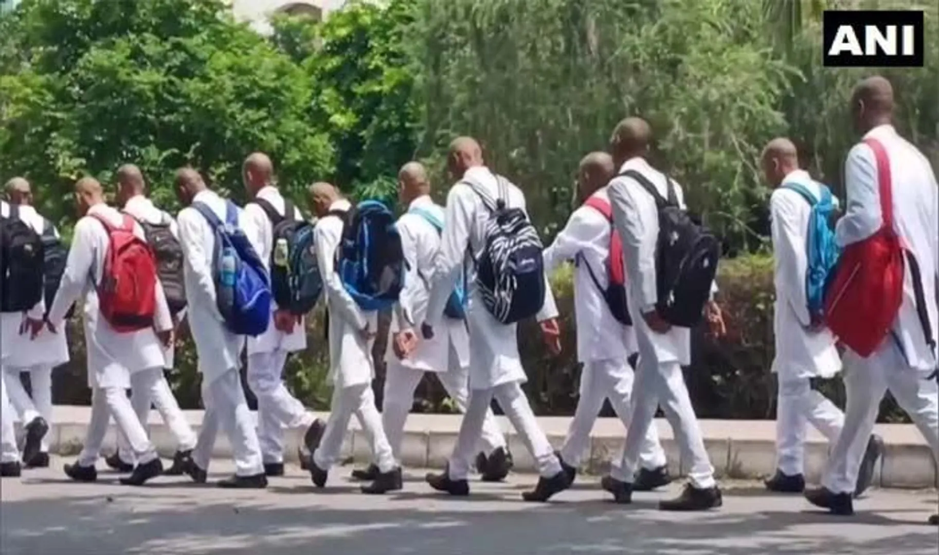 ର‌୍ୟାଗିଙ୍ଗ୍ କାରଣରୁ ଲଣ୍ଡା ହେଲେ ୧୦୦ ଛାତ୍ର ! ଏକସଙ୍ଗେ ଶହେରୁ ଅଧିକ ଛାତ୍ର ମେଡିକାଲ୍ କଲେଜରେ ଲଣ୍ଡା ହୋଇ ବୁଲିଲେ ।