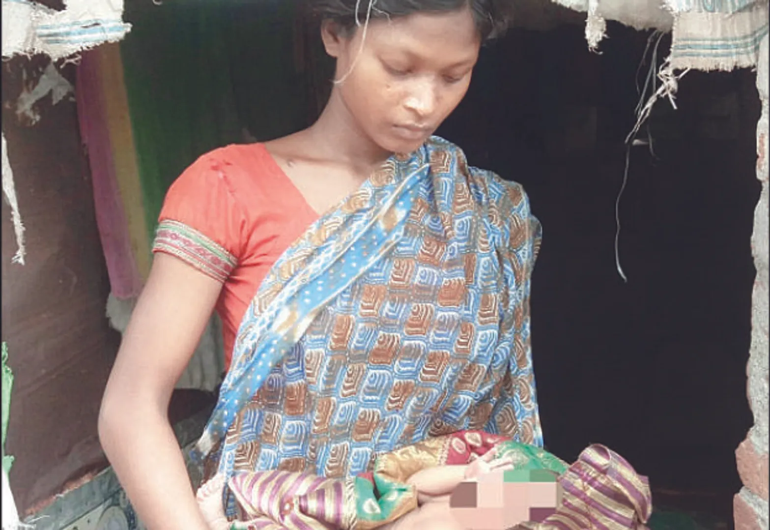 ଅସହାୟ ମା’ : ସହିହେଉନି ଦାରିଦ୍ର‌୍ୟ, ଶିଶୁକନ୍ୟାକୁ ବିକିବାକୁ ଗ୍ରାହକ ଖୋଜିଲା ମା’