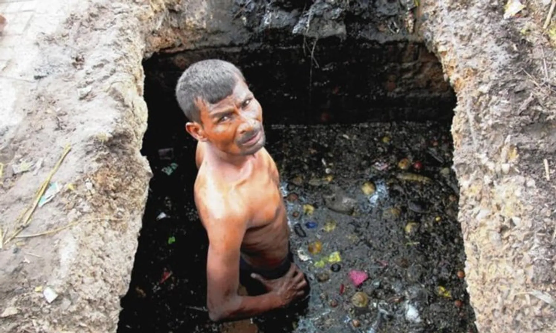 ଏବେ ଅସନା ନାଳର ସଫେଇ କାରଣରୁ ଯିବନି କେଉଁ ଗରିବର ଜୀବନ ! ହାତର ସ୍ଥାନ ନେବ ଆଧୁନିକ ମେସିନ୍ , ସରକାର ଆଣିବେ ନୂଆ ଯୋଜନା ।