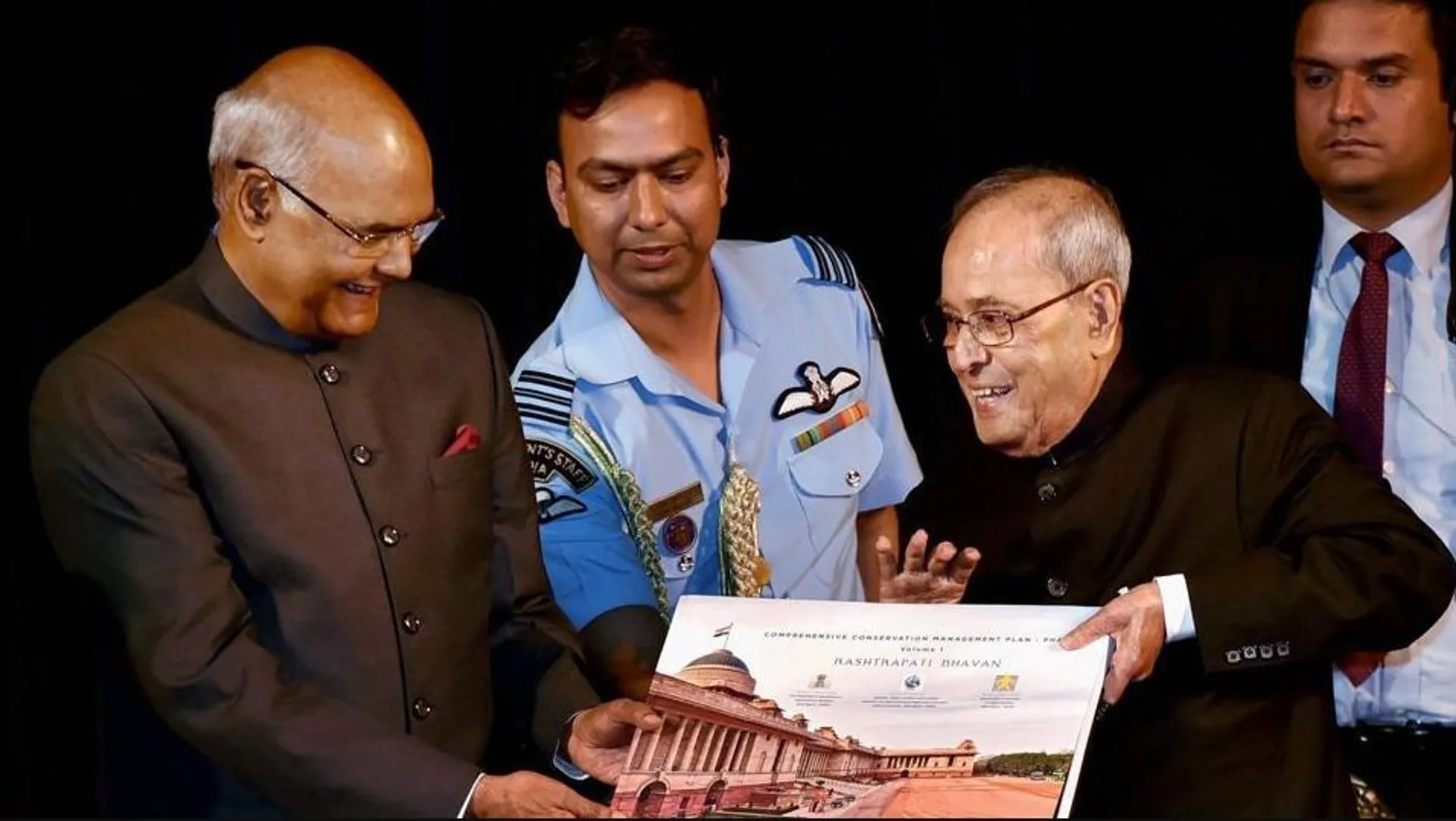 ପୂର୍ବ ରାଷ୍ଟ୍ରପତିଙ୍କୁ “ଭାରତ ରତ୍ନ” ସମ୍ମାନରେ ସମ୍ମାନିତ କରିବେ ରାଷ୍ଟ୍ରପତି ରାମନାଥ୍ କୋବିନ୍ଦ ! ସମ୍ମାନର ତାଲିକାରେ ରହିଛନ୍ତି ଆଉ ୨ ଜଣ ପ୍ରତିଭାଶାଳୀ ବ୍ୟକ୍ତିତ୍ୱ । 