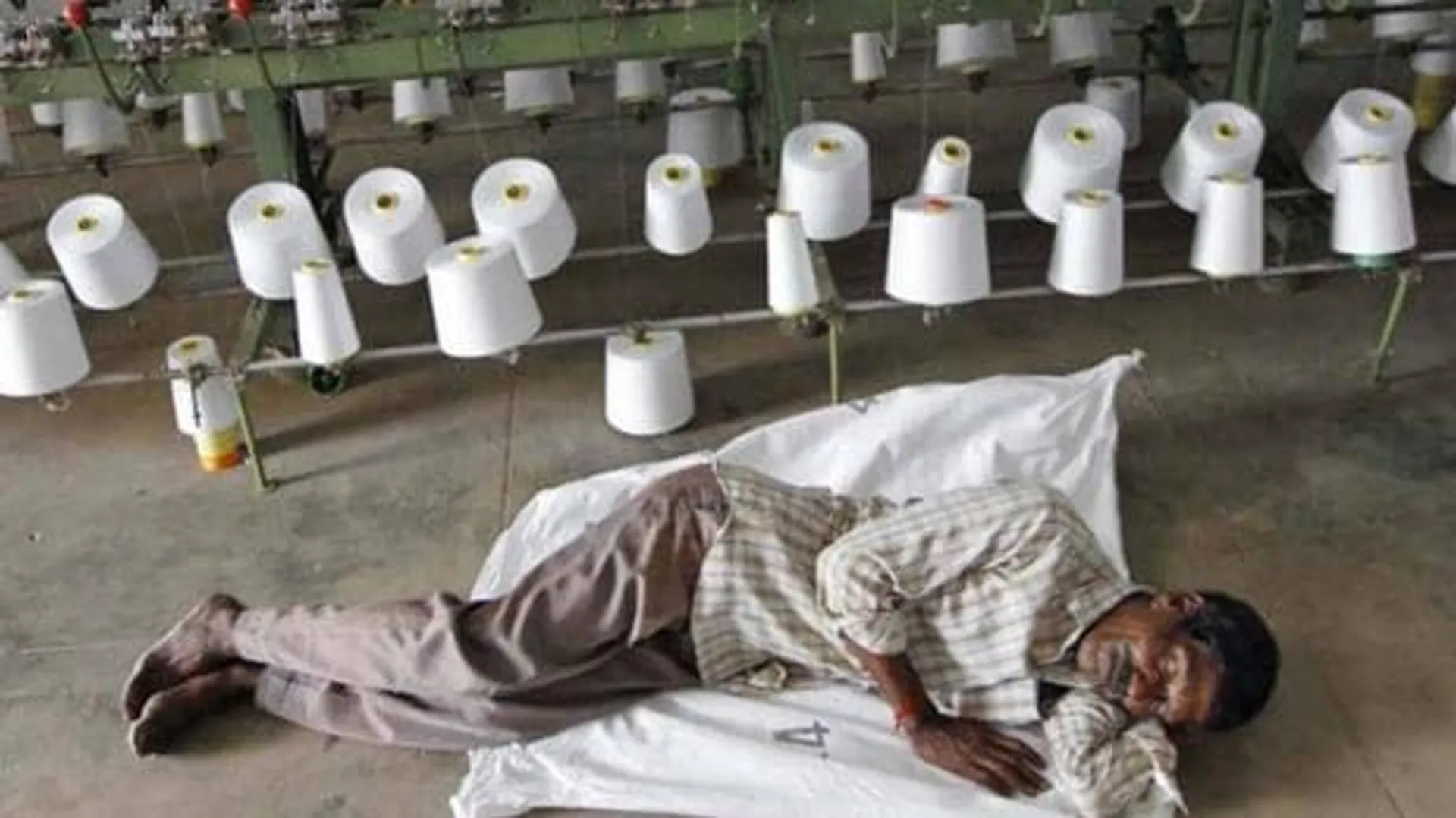 ଗାଡି ବଜାର ପରେ ଏବେ ସଂକଟରେ ସୂତାକଟା ବ୍ୟବସାୟ ! ଛଟେଇର ଶିକାର ହୋଇପାରନ୍ତି ହଜାର ହଜାର କର୍ମଚାରୀ ।