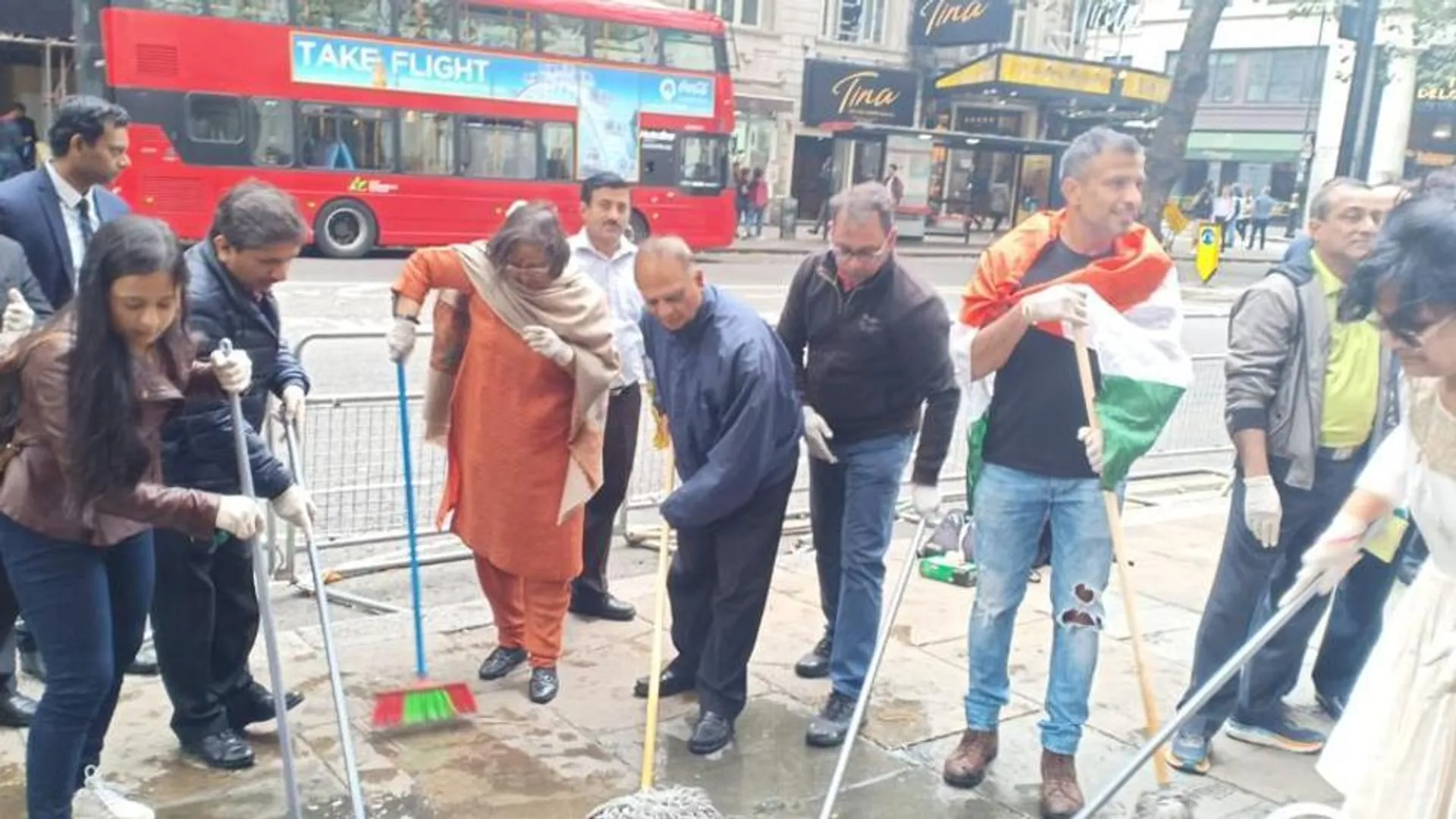 ଲଣ୍ଡନସ୍ଥିତ ଇଣ୍ଡିଆ ହାଉସ୍ ଉପରକୁ ଅଣ୍ଡା ମାଡ କଲେ ପାକିସ୍ତାନ ପ୍ରତିବାଦକାରୀ ! ଝାଡୁ ଧରି ସଫା କଲେ ଭାରତୀୟ ହାଇକମିସନର୍ । 