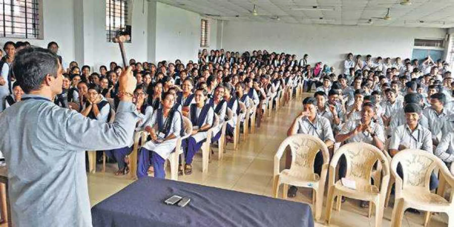 ମୋବାଇଲ୍ ଭାଙ୍ଗିଦେଲେ ଅଧ୍ୟକ୍ଷ ! କଲେଜରେ ଚାଲିଥିଲା କ୍ଲାସ ଆଉ ଫୋନରେ ବ୍ୟସ୍ତ ଥିଲେ ଛାତ୍ରଛାତ୍ରୀ , ପାନେ ଚଖାଇବା ପାଇଁ ୧୬ ଟି ଫୋନ୍ କୁ ହାତୁଡିରେ ଭାଙ୍ଗିଦେଲେ ଅଧ୍ୟକ୍ଷ 