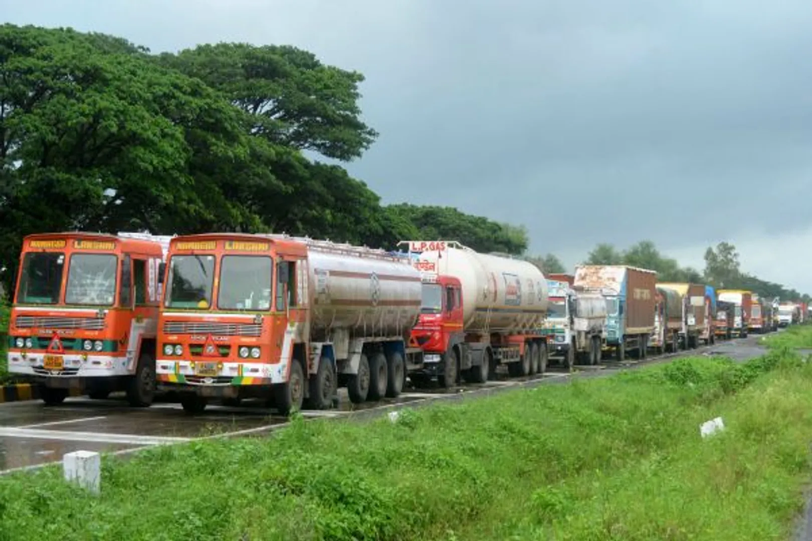 ଟ୍ରକ୍ ଡ୍ରାଇଭରଙ୍କୁ ବାଜିଲା ଟ୍ରାଫିକ୍ ଚାବୁକ ! ହଜାରେ କି ଦୁଇ ହଜାର ନୁହଁ ଏକାଥରେ ୮୬ ହଜାର ଟଙ୍କାର ତଣ୍ଡ ଗଣିଲେ ଟ୍ରକ୍ ଡ୍ରାଇଭର୍ ।