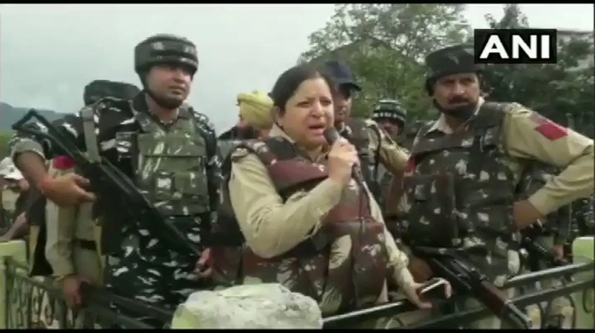 ଜମ୍ମୁ-କାଶ୍ମୀର ଏନକାଉଣ୍ଟର ସମୟରେ ମହିଳା ଅଫିସରଙ୍କ ଦ୍ୱାରା ଆତଙ୍କବାଦୀଙ୍କୁ ଅନ୍ତିମ ଚେତାବନୀ ଦେଉଥିବା ଭିଡିଓ ଭାଇରାଲ୍ ! ଦେଖନ୍ତୁ ଭିଡିଓ 