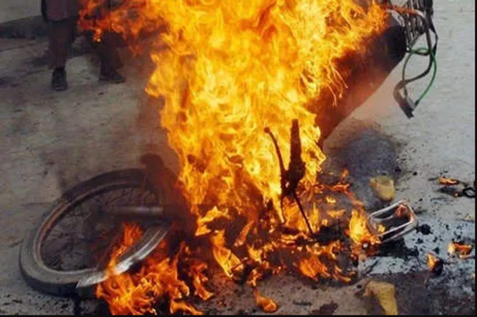 ୨୫ ହଜାର ଚାଲାଣ୍ କାଟିବାକୁ ନେଇ ରାଗିଗଲେ ମଦ୍ୟପ ଚାଳକ ! କ୍ରୋଧରେ ଆସି ଗାଡିରେ ଲଗାଇଦେଲେ ନିଆଁ ।