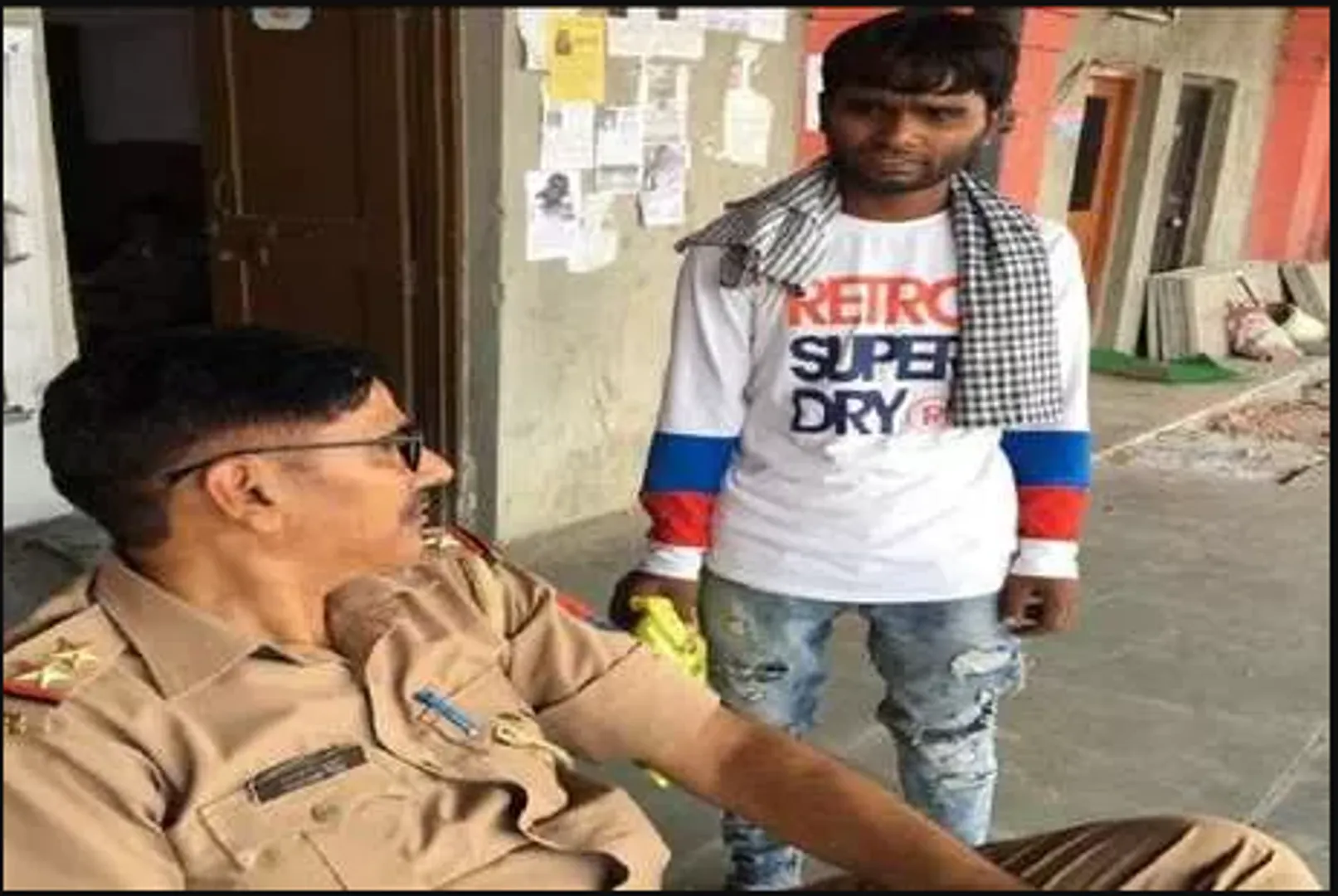 ମାମୁଁ ଘର ଭାବି ଥାନାକୁ ଆସିଲା ଯୁବକ , କହିଲା କିିଛି ଦିନ ପାଇଁ ରହିବି ନିଶା ଛାଡିଲେ ଚାଲିଯିବି ! ଯୁବକଙ୍କ କଥା ଶୁଣି ମୁଣ୍ଡରେ ହାତ ଦେଲେ ପୋଲିସ୍ ବାବୁ ।