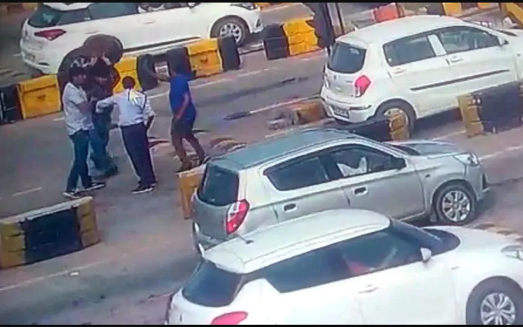 ପୁଣି ଟୋଲ୍ ପ୍ଲାଜା ଗାର୍ଡଙ୍କୁ ଆକ୍ରମଣ ! ନିୟମ ଭାଙ୍ଗିବାରୁ ଟୋଲ୍ ପ୍ଲାଜା କର୍ମଚାରୀ ମାଗିଲେ ଟଙ୍କା, ରାଗରେ ଆସି ମୁଣ୍ଡରେ ଡ୍ରମ୍ ମାରିଲେ ଡ୍ରାଇଭର୍ ।