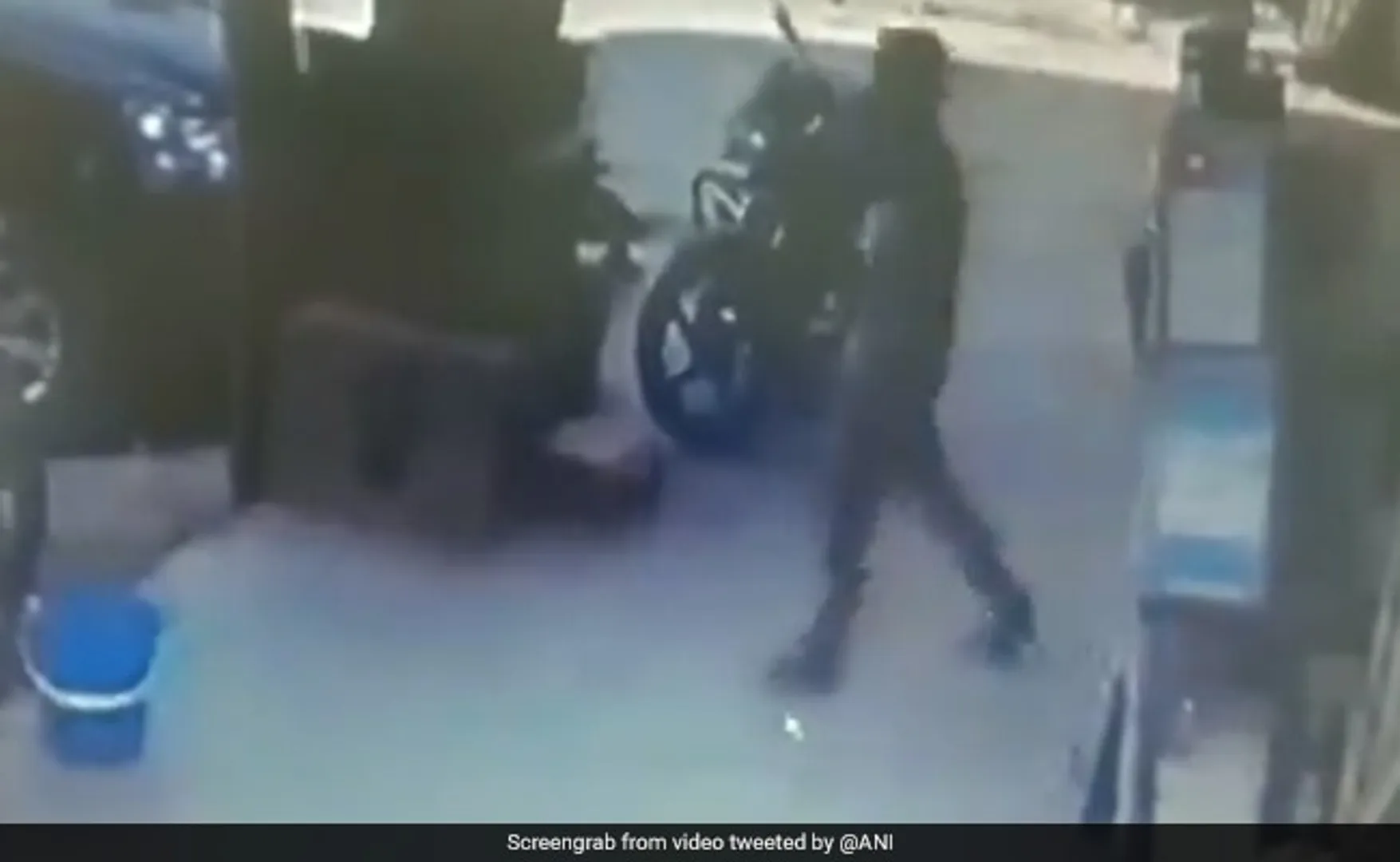 ଗୋଟିଏ ପାହୁଣ୍ଡରେ ଗଳିପଡିଲେ ... ରାସ୍ତାରେ ଚାଲିବାକୁ ବି ଡ଼ର ଲାଗୁଛି ! ଭାଇରାଲ୍ ଭିଡିଓରେ ଦେଖନ୍ତୁ କ’ଣ ହେଲା ଏହି ବ୍ୟକ୍ତିଙ୍କ ସହ । 