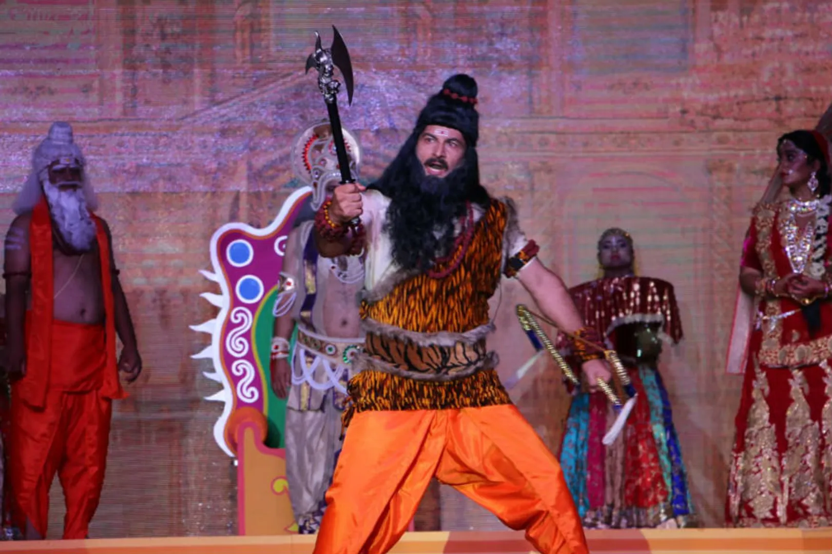 ଦିଲ୍ଲୀର ପ୍ରସିଦ୍ଧ ରାମଲୀଳାରେ ବିଜେପି ସାଂସଦଙ୍କ ପର୍ଶୁରାମ ବେଶ ! ଇଙ୍ଗିତରେ ଦିଲ୍ଲୀ ମୁଖ୍ୟମନ୍ତ୍ରୀଙ୍କ ଉପରେ ବର୍ଷିଲେ , କହିଲେ , ଖୁବଶୀଘ୍ର ପାପମୁକ୍ତ ହେବ ଦିଲ୍ଲୀ ।