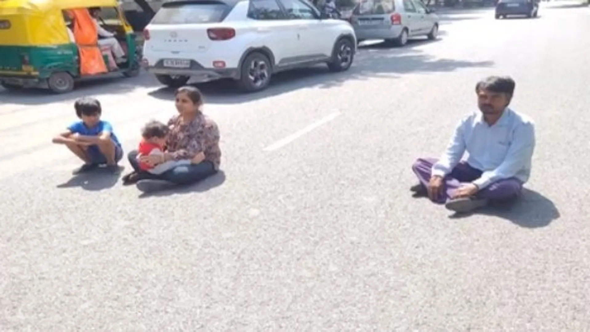 ମଝି ରାସ୍ତାରେ ଟ୍ୟାକ୍ସି ଚାଳକଙ୍କ ଧାରଣା ! ଚାଲାଣ୍ କାଟିବାରୁ ପରିବାର ସହ ରାସ୍ତାରେ ବସିଲେ ଟ୍ୟାକ୍ସି ଚାଳକ ।