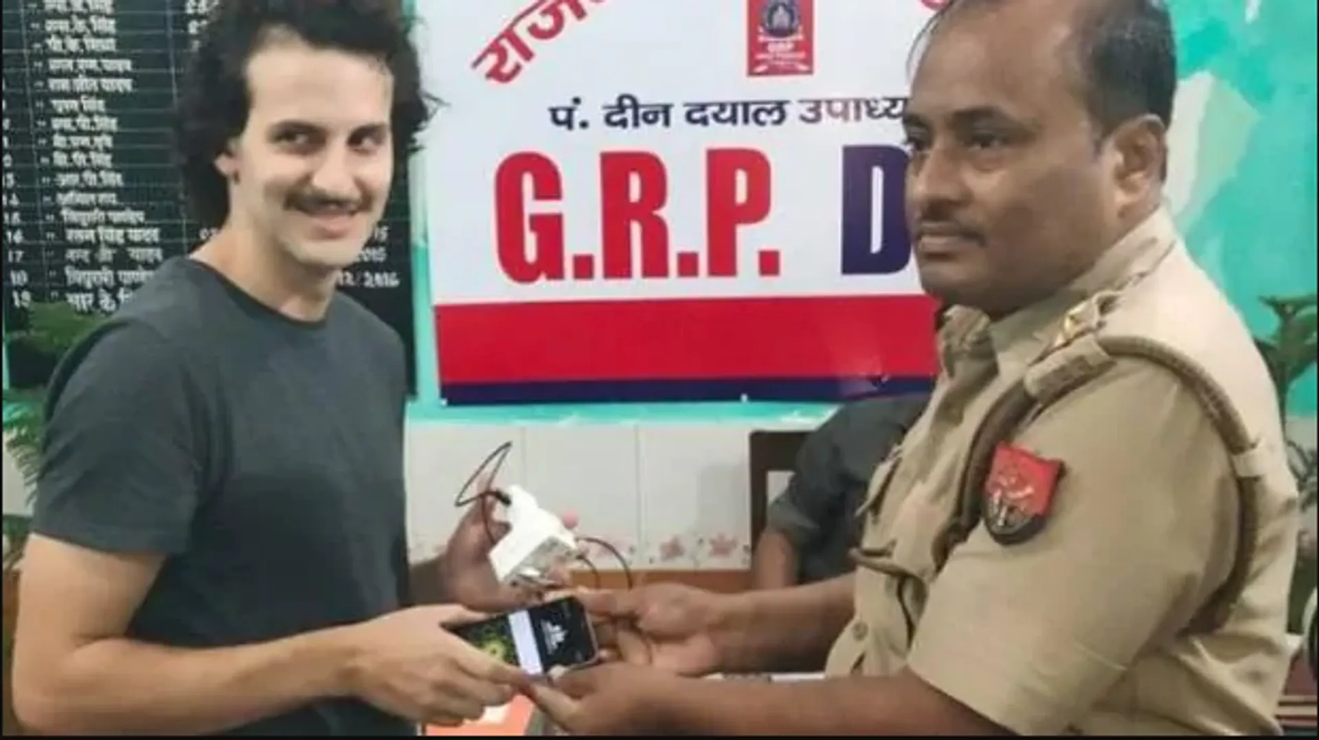 ବିଦେଶୀ ନାଗରିକଙ୍କ ହଜିଯାଇଥିବା ଫୋନ୍ ଫେରାଇ ପ୍ରଶଂସାର ପାତ୍ର ପାଲଟିଲା ପୋଲିସ୍ ! ବିଦେଶୀ କହିଲେ “ଧନ୍ୟବାଦ ଭାରତ”