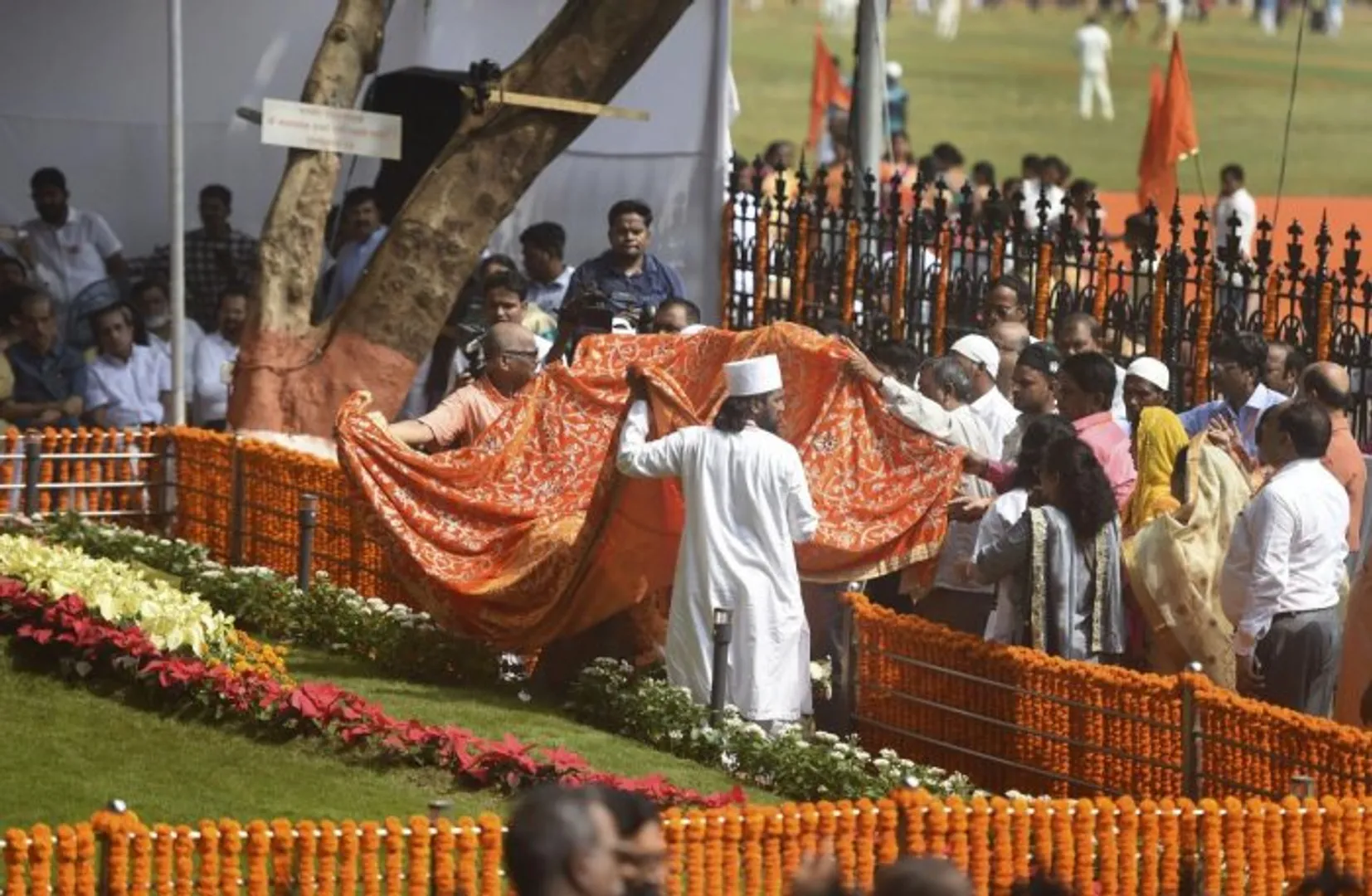 ସ୍ୱର୍ଗତ ବାଲଠାକରେଙ୍କ ଶ୍ରଦ୍ଧାଞ୍ଜଳୀରେ ଅହେତୁକ ସମ୍ମାନ ଦେଲେ ମୁସଲିମ୍ ସଂପ୍ରଦାୟ ! ମହାରାଷ୍ଟ୍ର ମାନୁଷ୍ ଙ୍କ ଉପରେ ଚଢିଲା ଅଜମେର୍ ଶରୀଫ୍ ମଜାରର ଚାଦର 